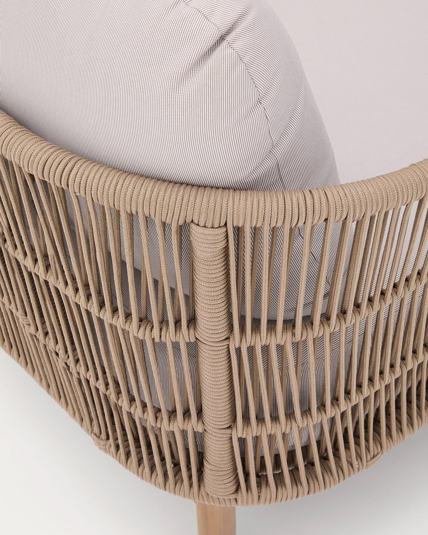 Elegante 2er-Sonnenliege Catalina aus wetterfestem Akazienholz und flexiblem Seil, ideal für entspannende Momente im Garten oder auf der Terrasse.