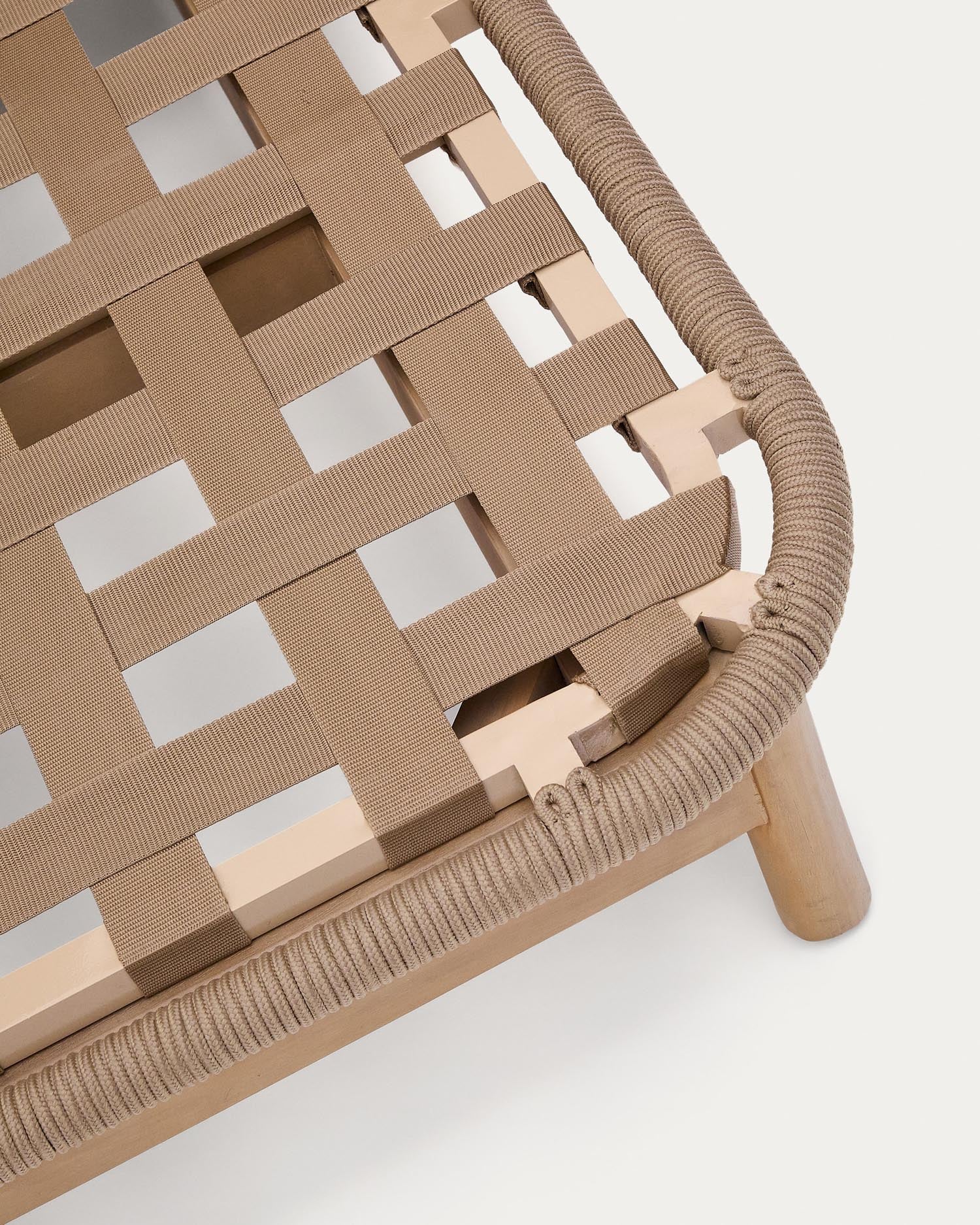 Elegante 2er-Sonnenliege Catalina aus wetterfestem Akazienholz und flexiblem Seil, ideal für entspannende Momente im Garten oder auf der Terrasse.