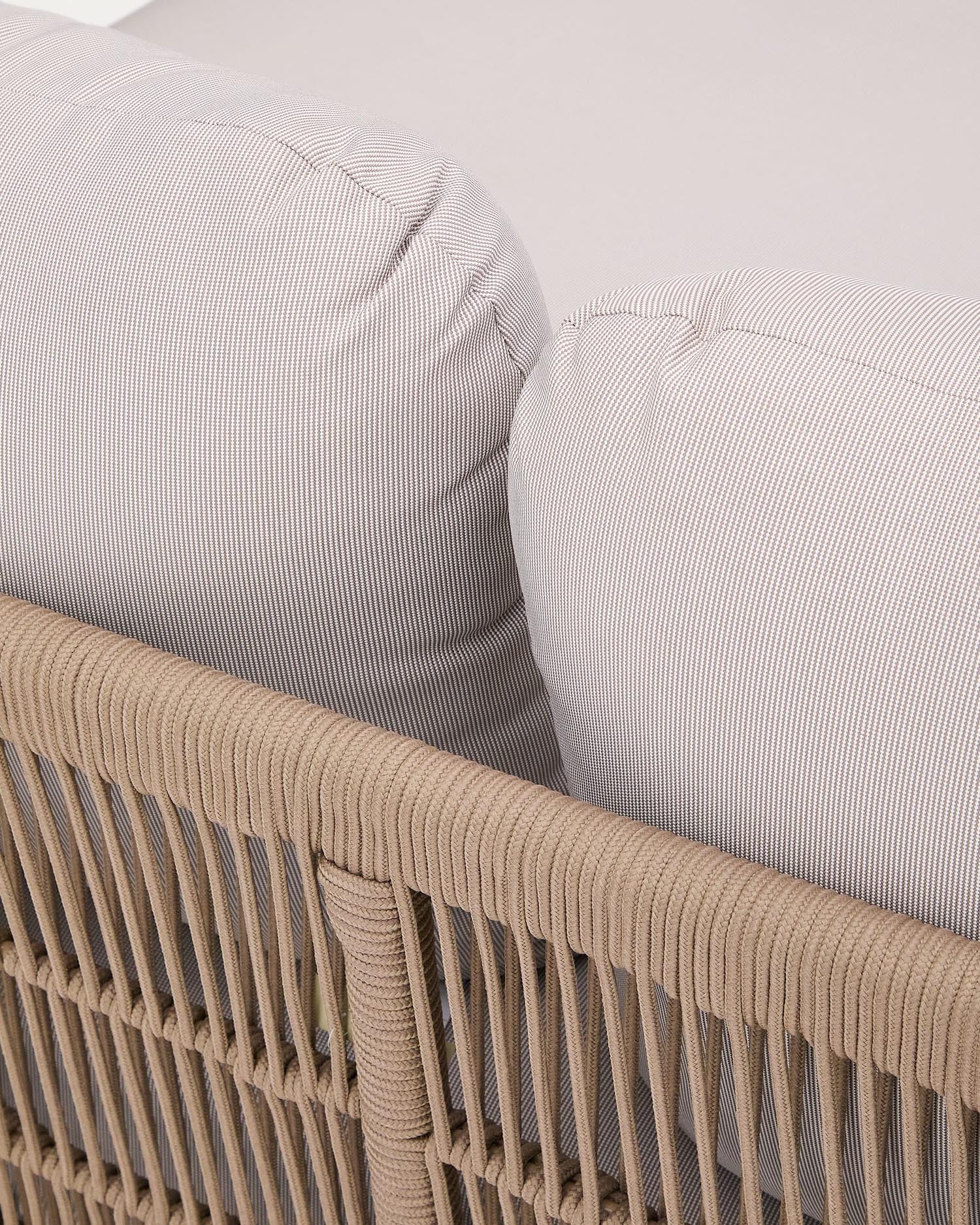 Stilvolle 2er-Sonnenliege Catalina aus robustem Akazienholz und handgeflochtenem Seil, perfekt für entspannte Stunden im Freien.