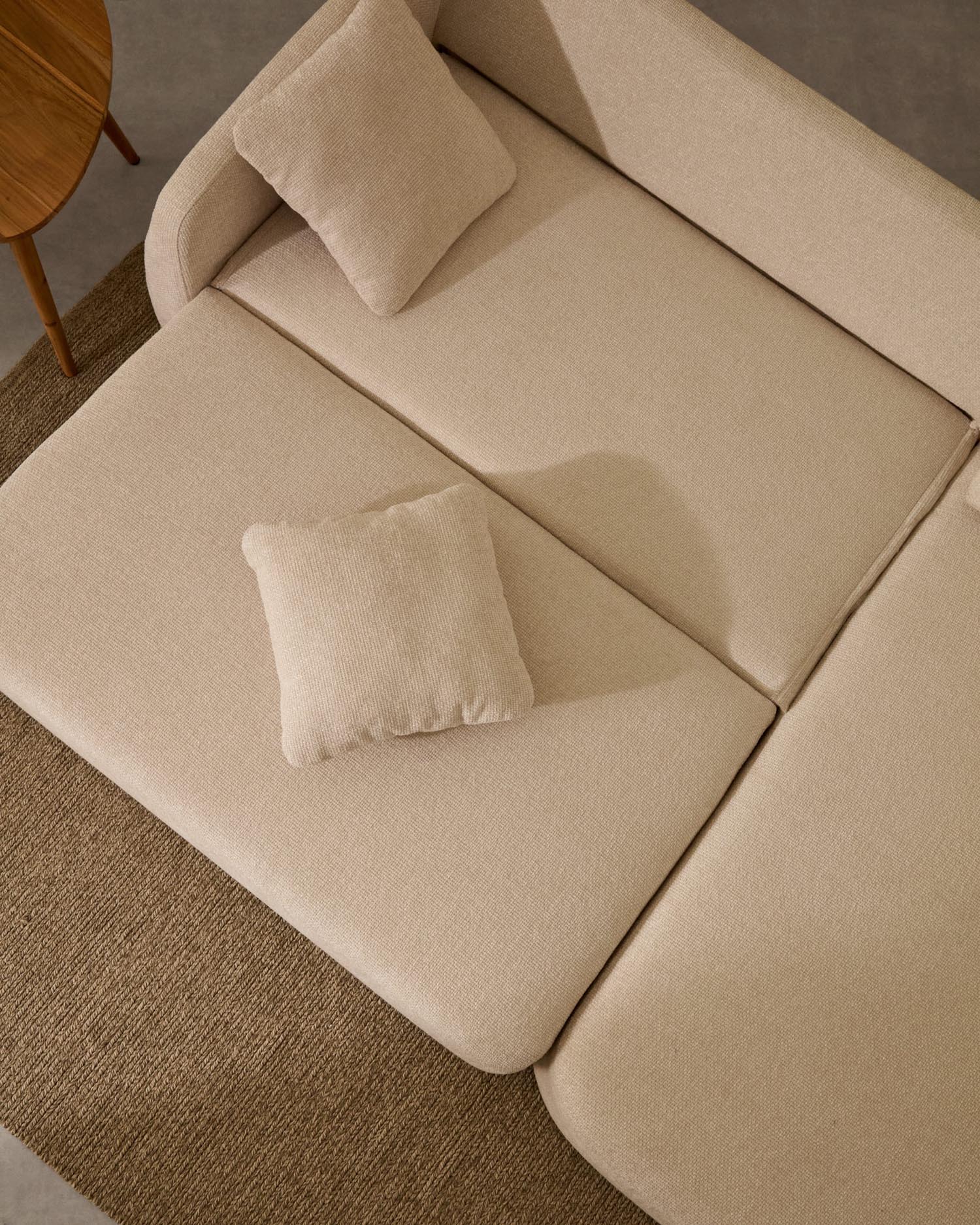 Stilvolles 3-Sitzer Schlafsofa Laira in ecru Chenille, mit rechter Chaiselongue, 246 cm, nachhaltig FSC-zertifiziert.