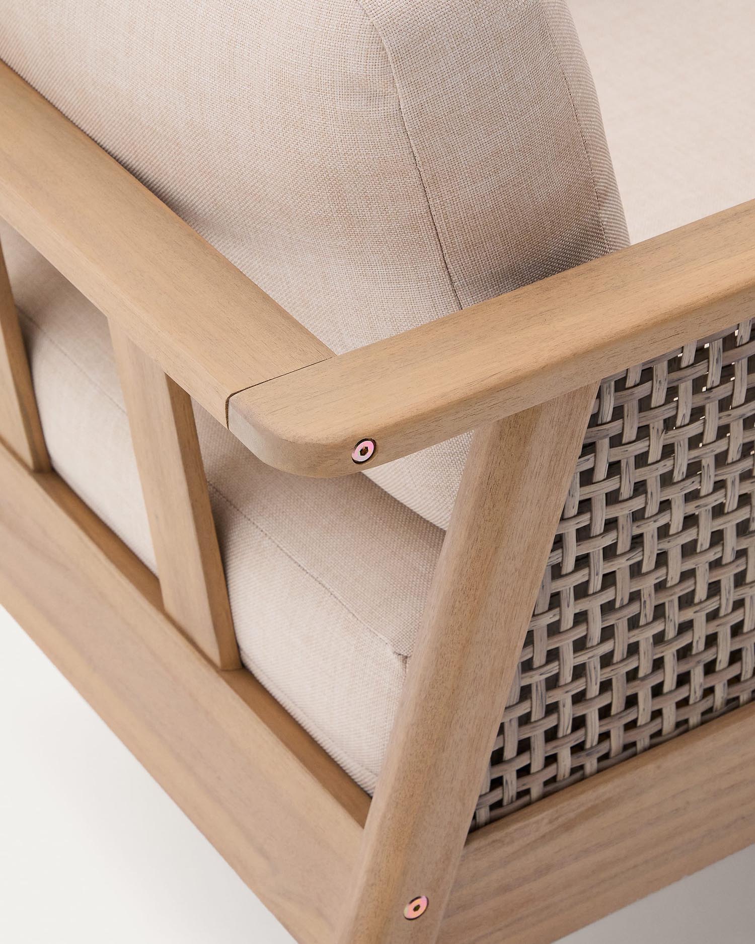 Genießen Sie das Alabe Set: elegantes 2-Sitzer-Sofa, 2 bequeme Sessel und ein Couchtisch aus FSC-zertifiziertem Akazienholz. Perfekt für Ihr Zuhause!