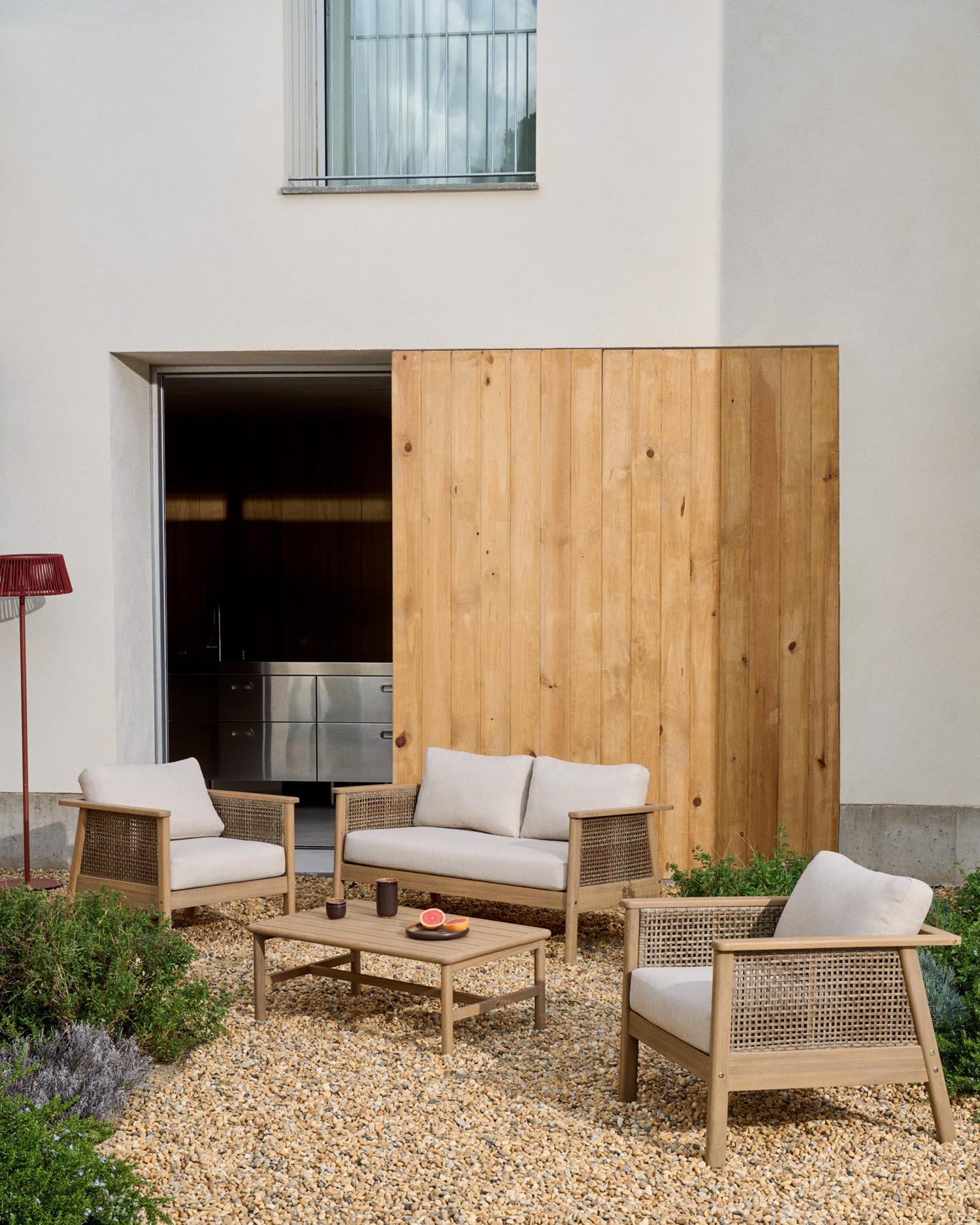 Elegantes Alabe-Set: 2-Sitzer-Sofa, 2 Sessel, Couchtisch aus FSC-zertifiziertem Akazienholz. Ideal für stilvolles, nachhaltiges Wohnen.