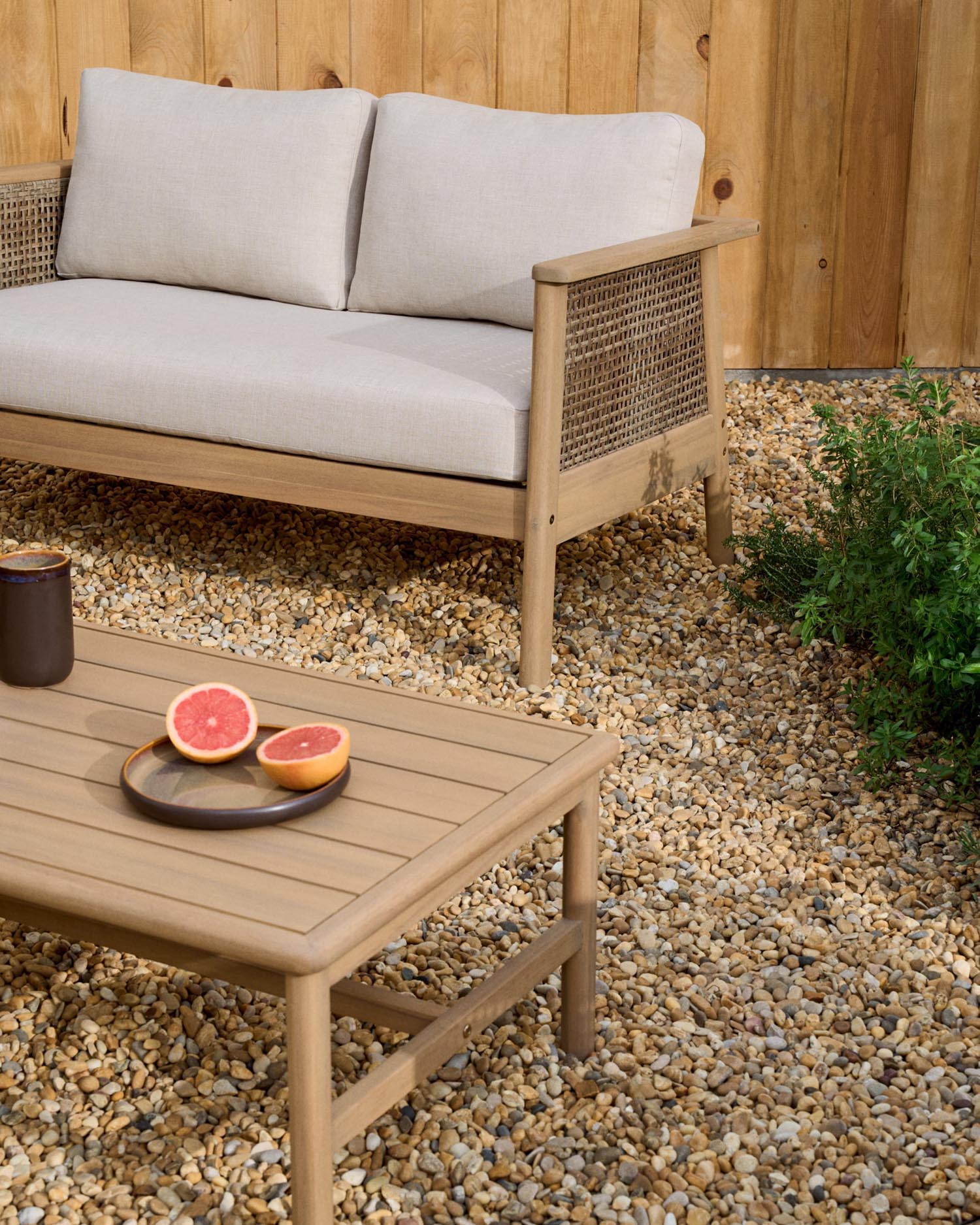 Elegantes Set aus Akazienholz: 2-Sitzer, 2 Sessel, Couchtisch. Nachhaltig, stilvoll, ideal für drinnen und draussen.