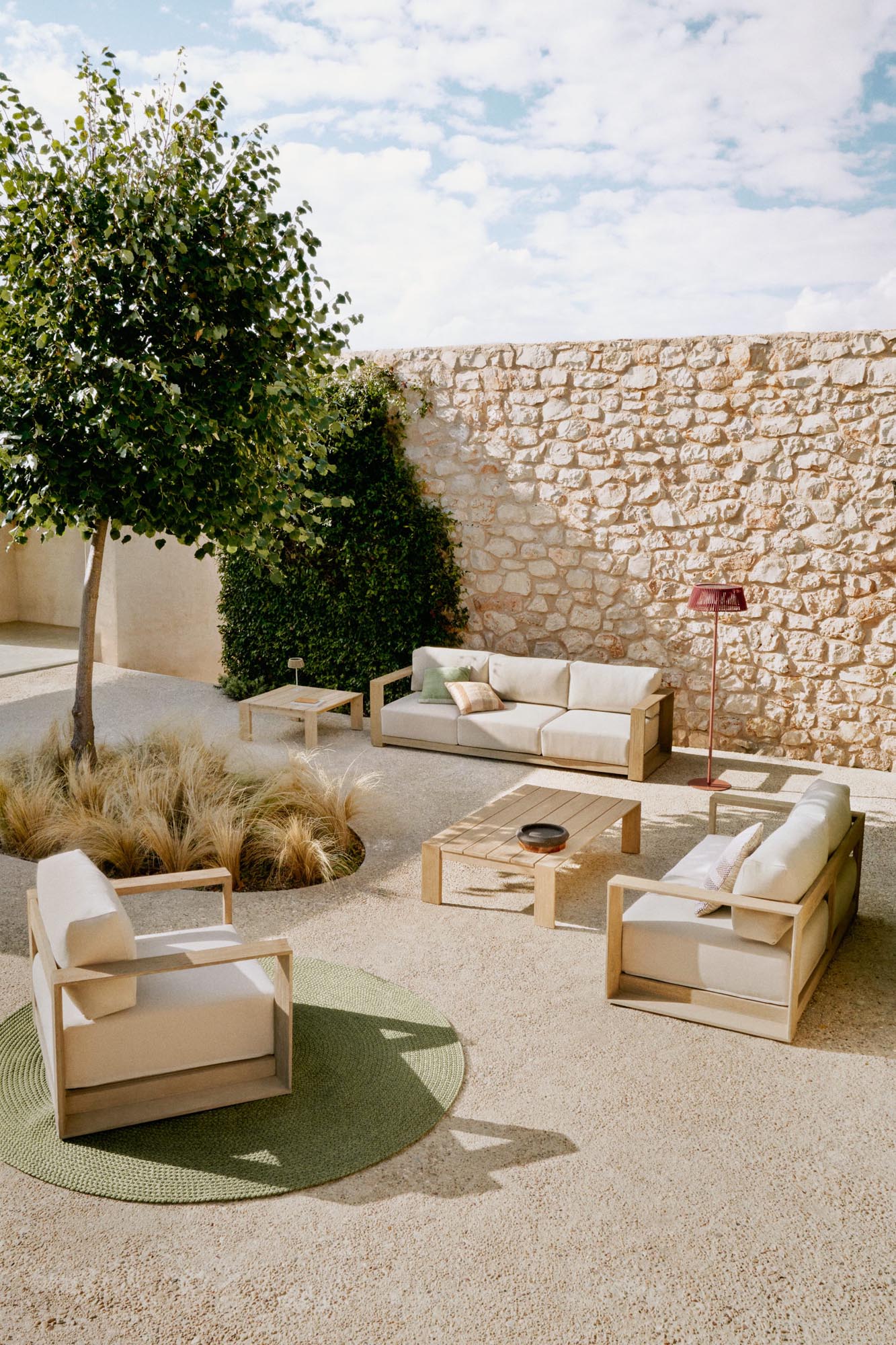 Elegantes 3-Sitzer-Sofa Ambra, 249 cm, aus massivem Akazienholz mit klarem Finish, ideal für stilvolle Wohnräume.