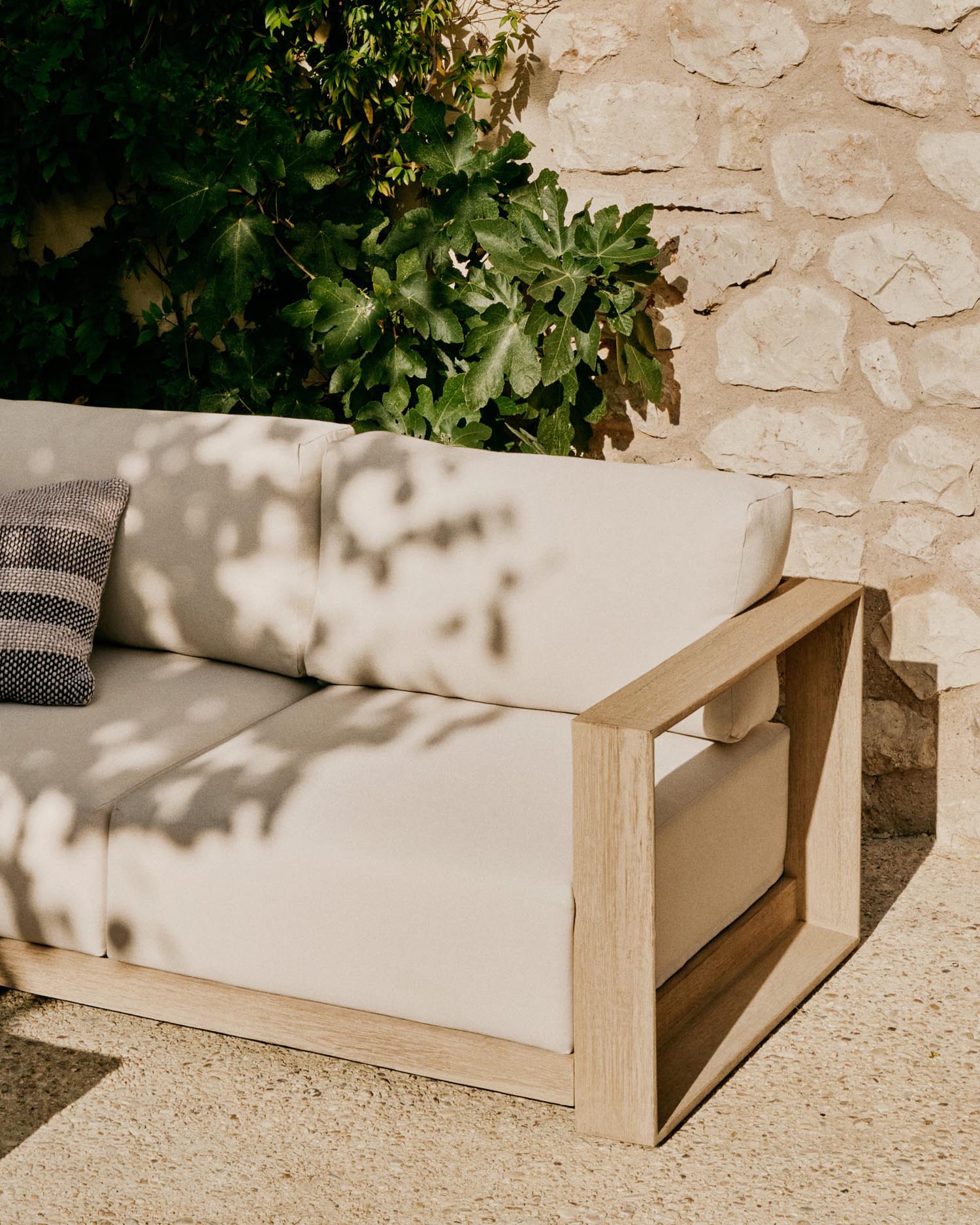 Elegantes 2-Sitzer-Sofa aus massivem Akazienholz mit klarem Finish, 174 cm breit, ideal für stilvolle Wohnräume.