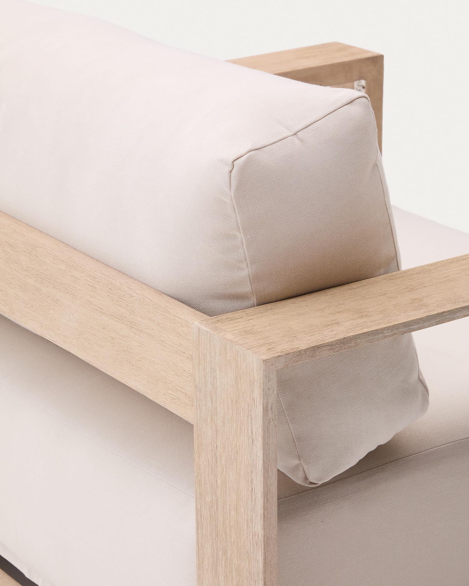 Entdecken Sie den Sessel Ambra von Kave Home: Robustes Akazienholz, elegantes Finish und ergonomischer Komfort für stilvolle Outdoor-Momente.