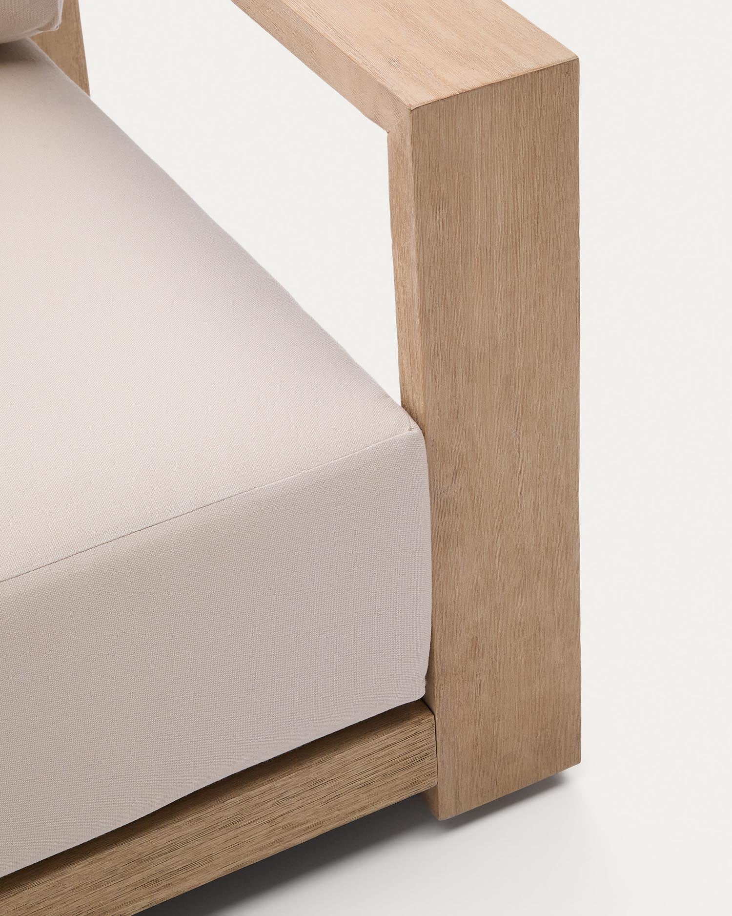 Erleben Sie den Sessel Ambra von Kave Home: Massives Akazienholz, modernes Design und hoher Sitzkomfort für Ihren perfekten Außenbereich.