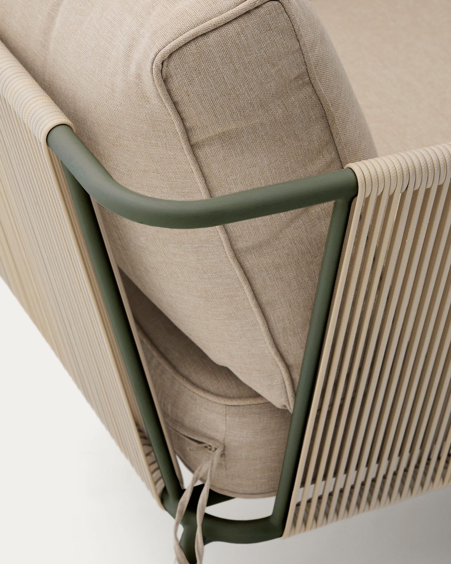 Stylischer Outdoor-Sessel Zivia aus strapazierfähigem écrufarbenem Seil und grünem Stahl, ideal für entspannte Stunden im Freien.