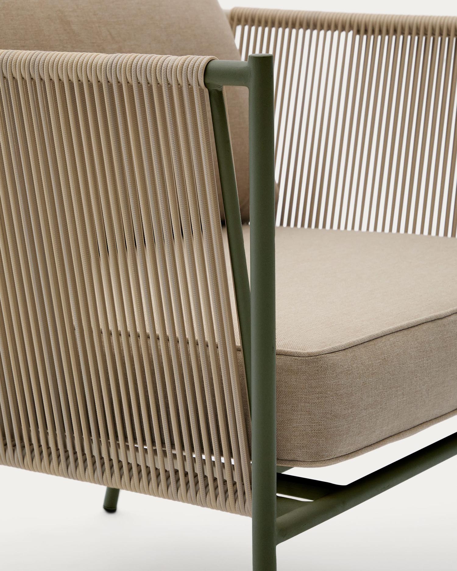 Eleganter Outdoor-Sessel Zivia aus wetterfestem écrufarbenem Seil und grünem Stahl, perfekt für stilvolle Entspannung im Freien.