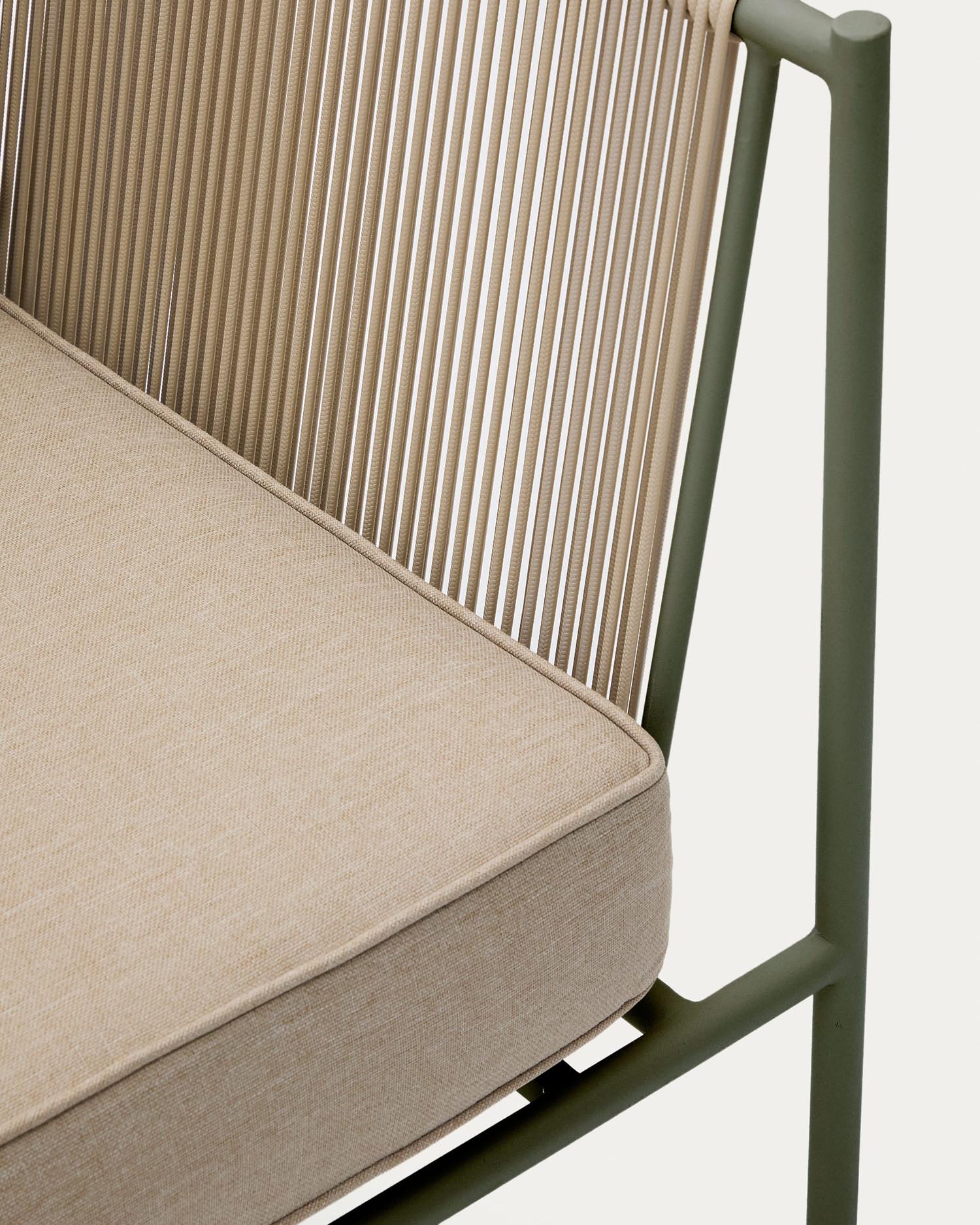 Eleganter Outdoor-Sessel Zivia aus wetterfestem écrufarbenem Seil und grünem Stahl, perfekt für stilvolle Entspannung im Freien.