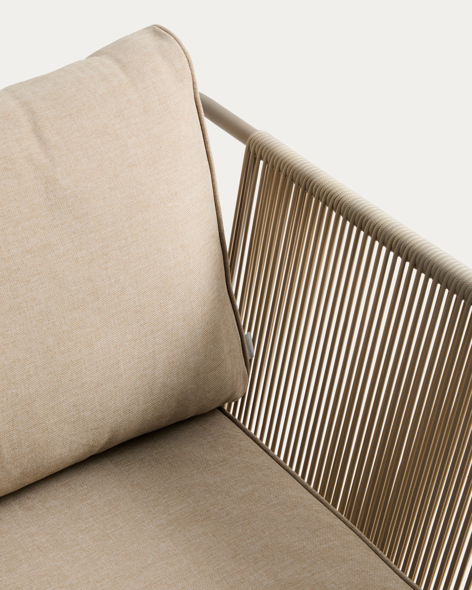 Outdoor-Sessel Zivia aus ecrufarbenem Seil und taupefarben verzinktem Stahl in Beige präsentiert im Onlineshop von KAQTU Design AG. Outdoor-Sessel ist von Kave Home