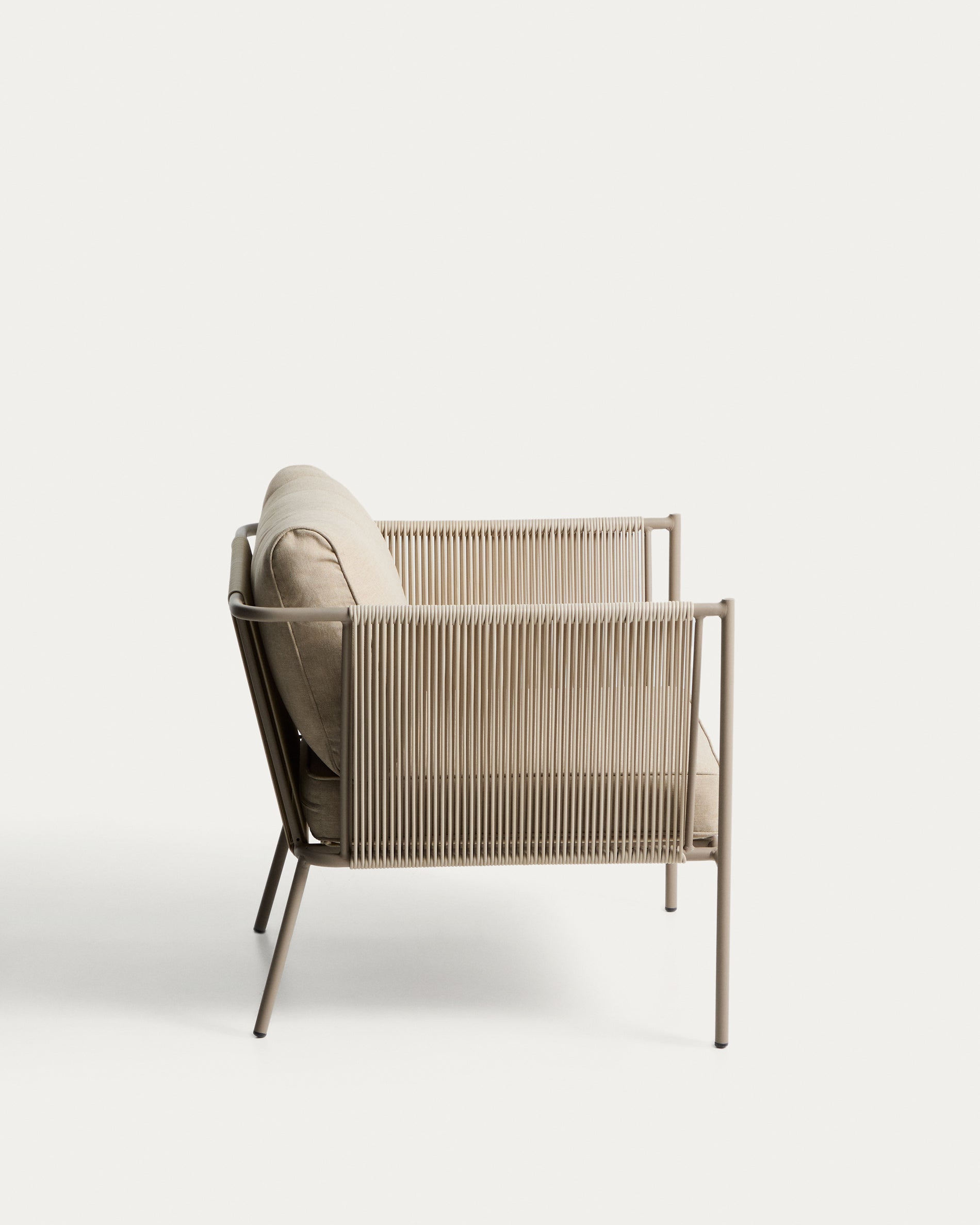 Outdoor-Sessel Zivia aus ecrufarbenem Seil und taupefarben verzinktem Stahl in Beige präsentiert im Onlineshop von KAQTU Design AG. Outdoor-Sessel ist von Kave Home