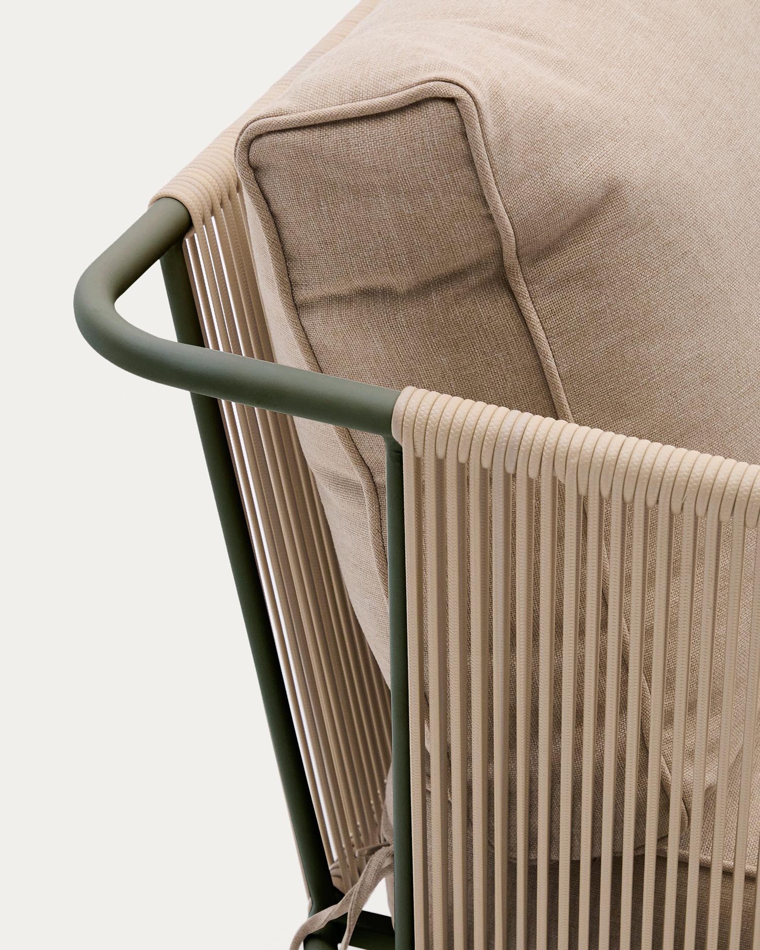 Elegantes 3-Sitzer-Outdoor-Sofa Zivia aus strapazierfähigem écrufarbenem Seil und grünem verzinktem Stahl, ideal für stilvolle Entspannung im Freien.