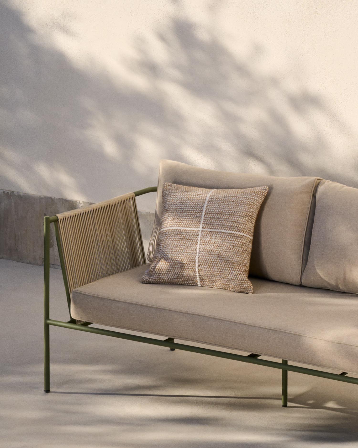 Elegantes 2-Sitzer-Outdoor-Sofa Zivia mit écrufarbenem Seil und grünem Stahlrahmen, ideal für stilvolle Terrassen.