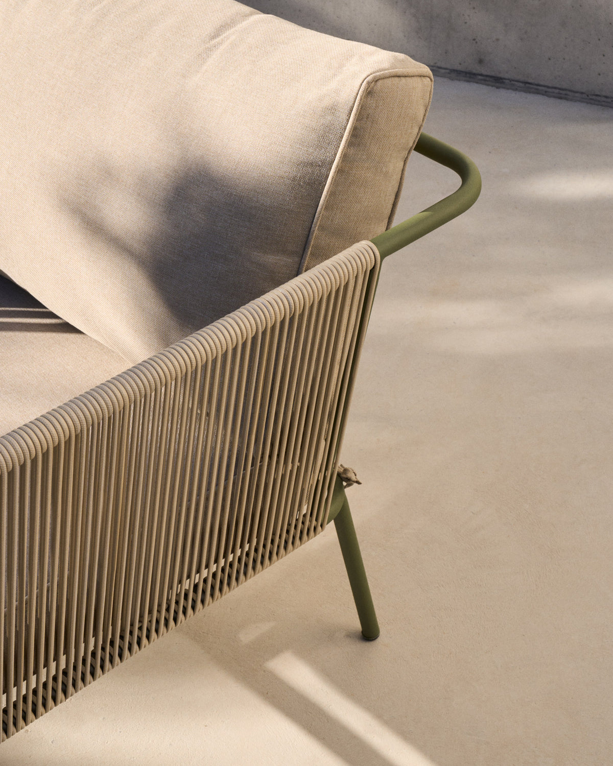 2-Sitzer-Outdoor-Sofa Zivia aus écrufarbenem Seil und grün verzinktem Stahl 178 cm in Ecru, Beige, Dunkelgrün präsentiert im Onlineshop von KAQTU Design AG. Lounge Sofa ist von Kave Home