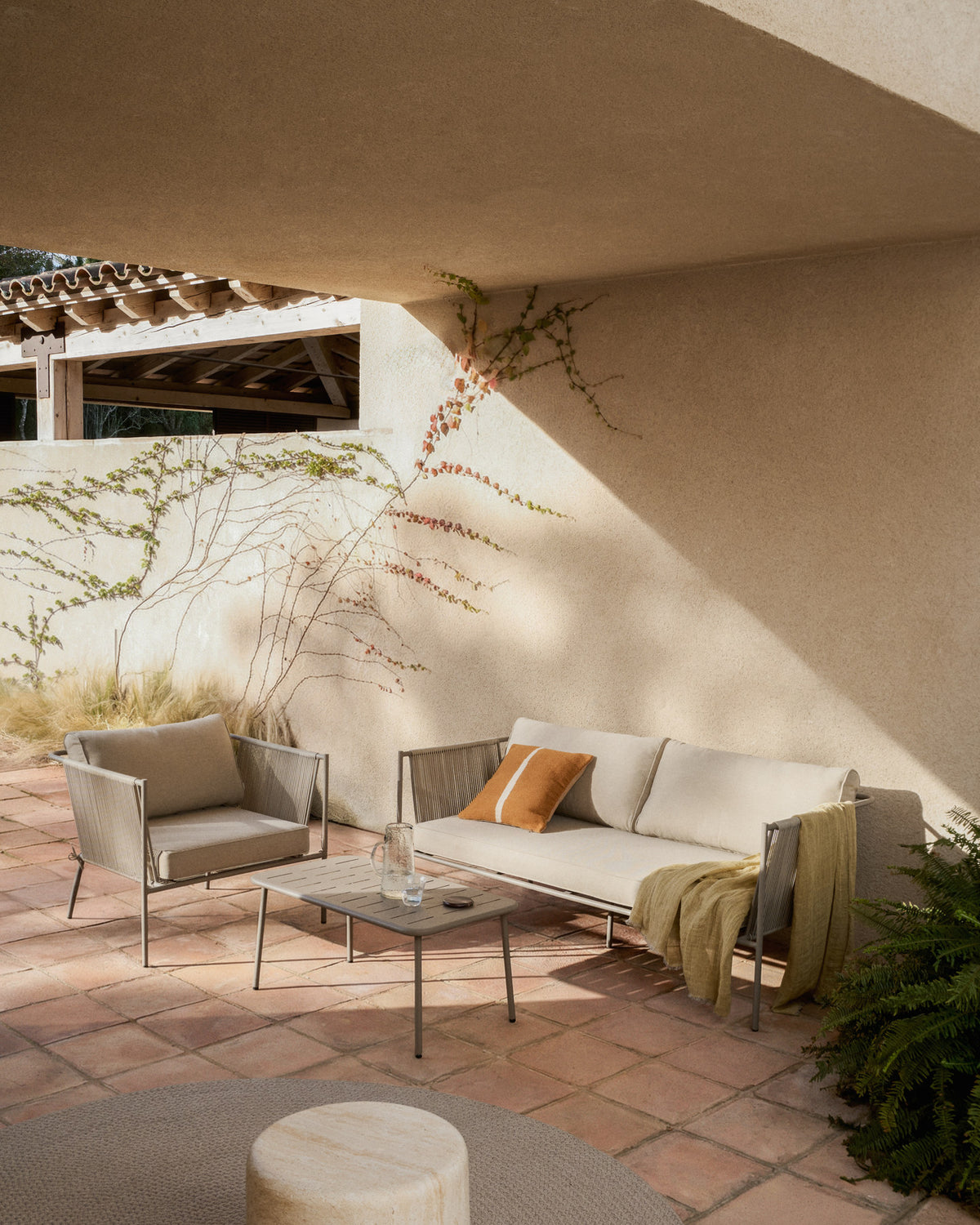 2-Sitzer-Outdoor-Sofa Zivia aus écrufarbenem Seil und taupefarben verzinktem Stahl 178 cm in Taupe, Beige, Ecru präsentiert im Onlineshop von KAQTU Design AG. Lounge Sofa ist von Kave Home