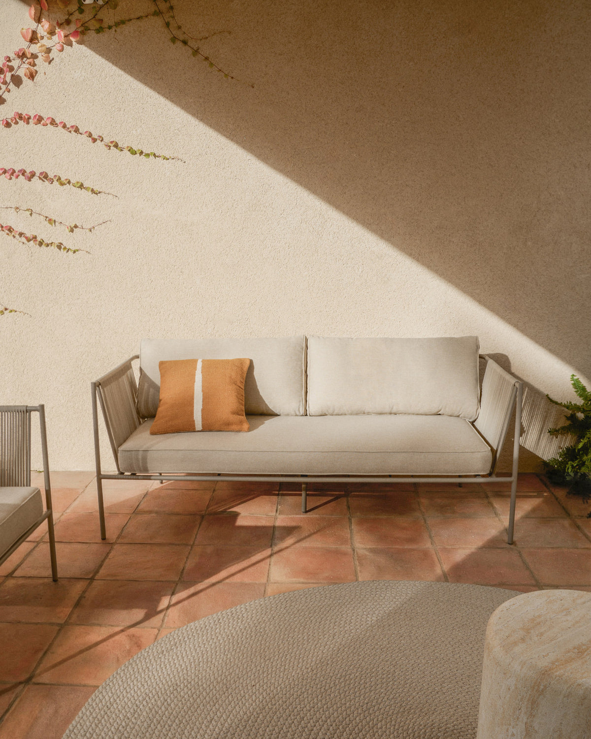 2-Sitzer-Outdoor-Sofa Zivia aus écrufarbenem Seil und taupefarben verzinktem Stahl 178 cm in Taupe, Beige, Ecru präsentiert im Onlineshop von KAQTU Design AG. Lounge Sofa ist von Kave Home