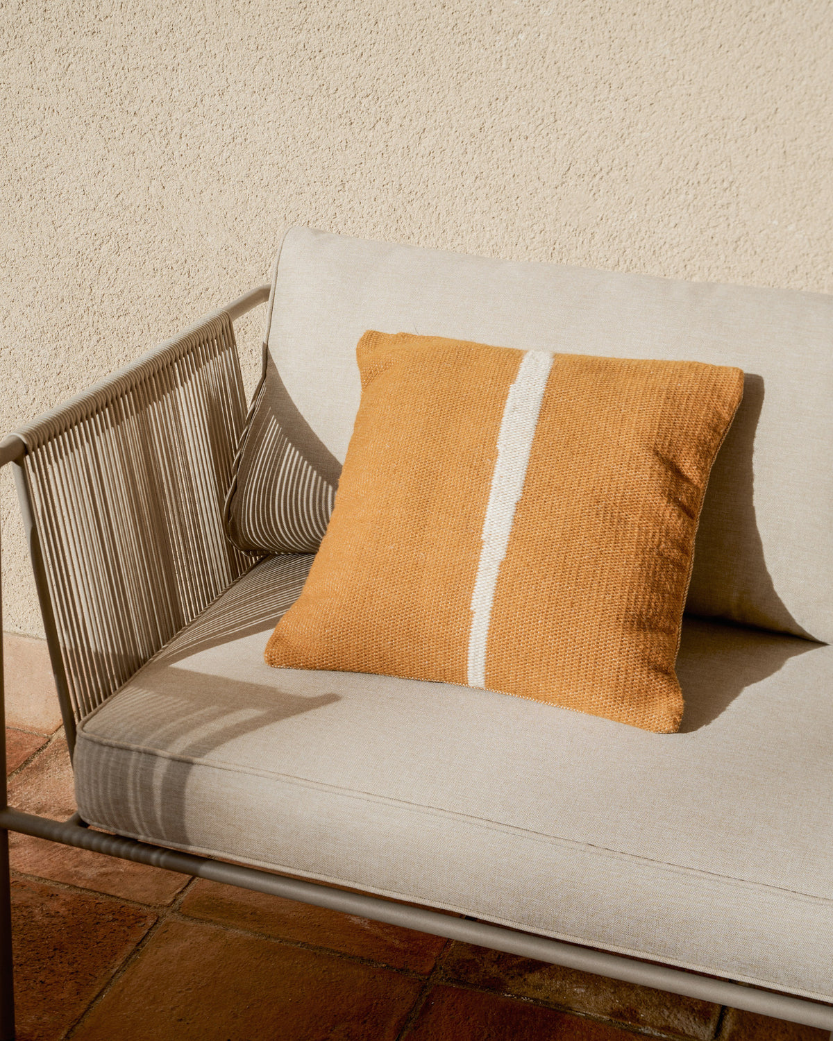 2-Sitzer-Outdoor-Sofa Zivia aus écrufarbenem Seil und taupefarben verzinktem Stahl 178 cm in Taupe, Beige, Ecru präsentiert im Onlineshop von KAQTU Design AG. Lounge Sofa ist von Kave Home