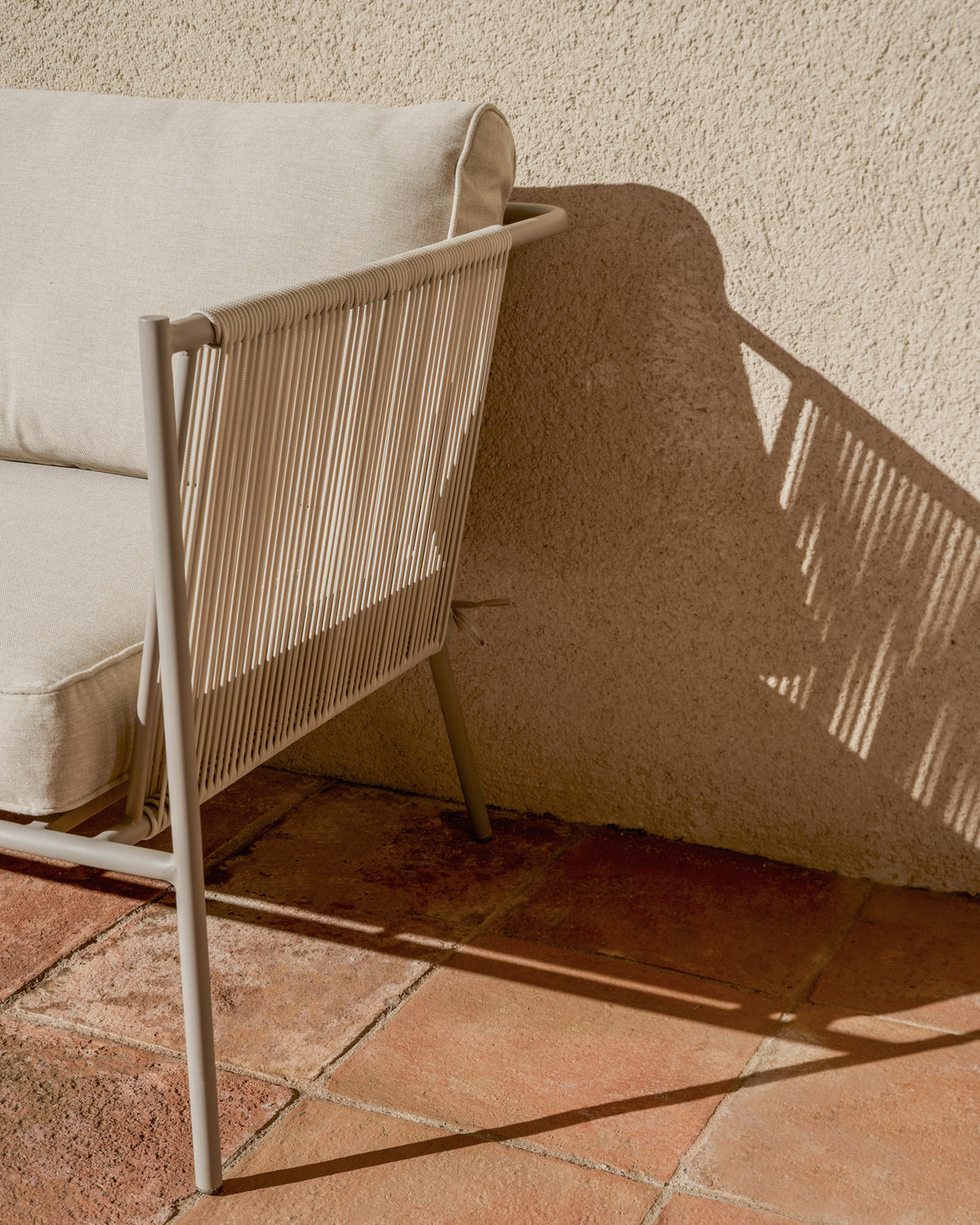 2-Sitzer-Outdoor-Sofa Zivia aus écrufarbenem Seil und taupefarben verzinktem Stahl 178 cm in Taupe, Beige, Ecru präsentiert im Onlineshop von KAQTU Design AG. Lounge Sofa ist von Kave Home