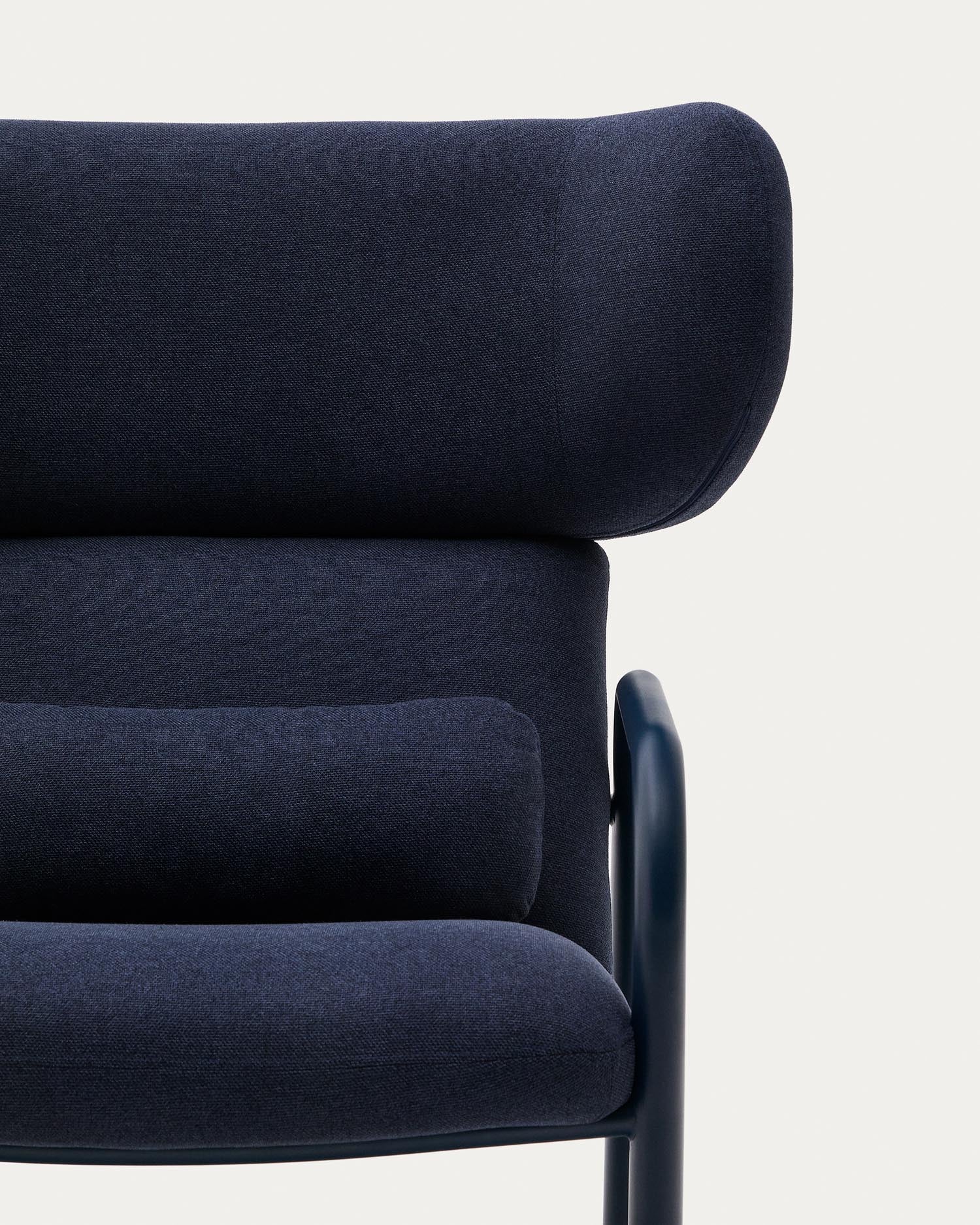 Erleben Sie den Sessel Inari in Blau von Kave Home – ein stilvolles Möbelstück, das modernen Komfort und langlebige Materialien perfekt kombiniert.