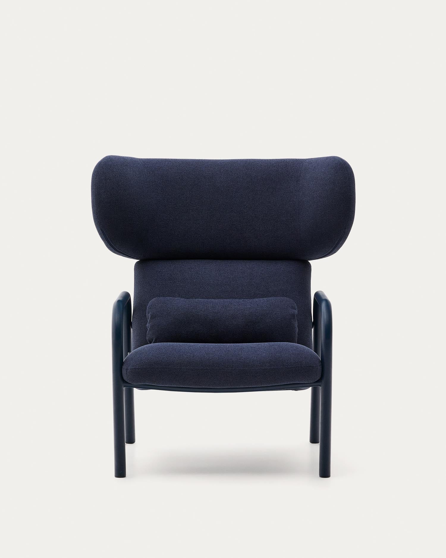 Entdecken Sie den Sessel Inari in Blau von Kave Home – ein elegantes Designstück, das Komfort und hochwertige Materialien vereint.