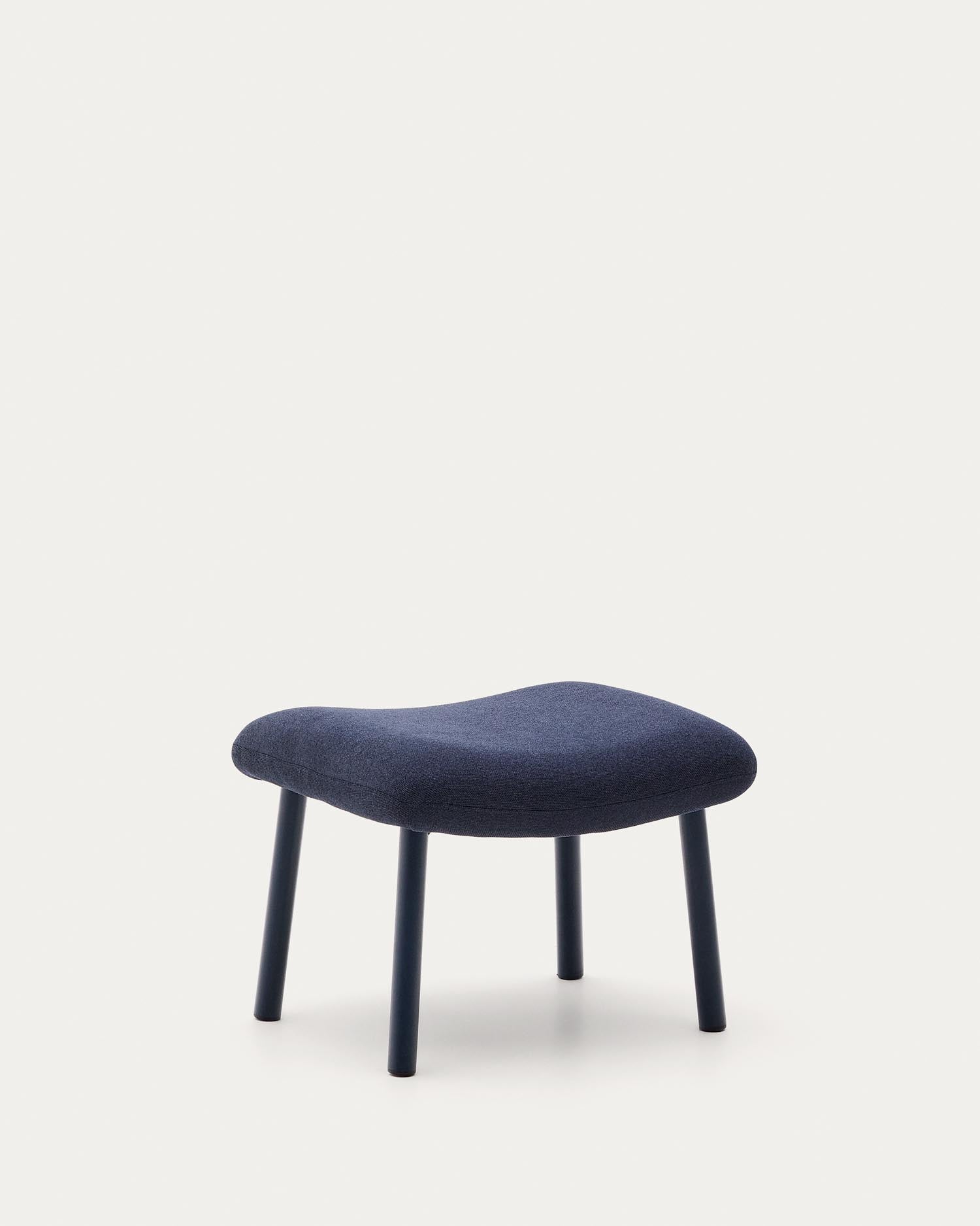 Fussablage Inari in Blau und blau lackierter Stahl 60 x 50 cm FSC Mix Credit in Dunkelblau präsentiert im Onlineshop von KAQTU Design AG. Hocker ist von Kave Home