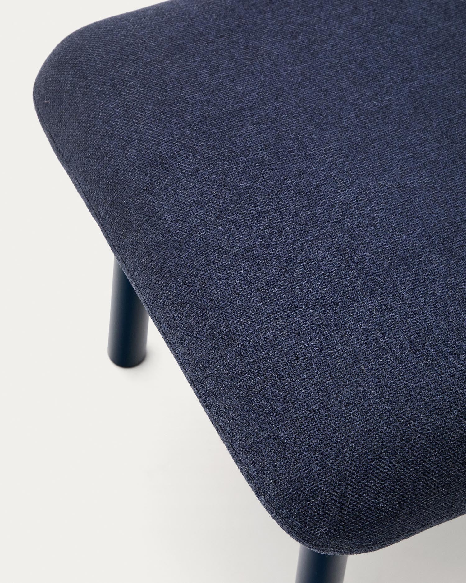 Erleben Sie die Fußablage Inari in Blau von Kave Home – ein stilvolles Möbelstück aus hochwertigem, pulverbeschichtetem Stahl, das Komfort und Eleganz vereint.