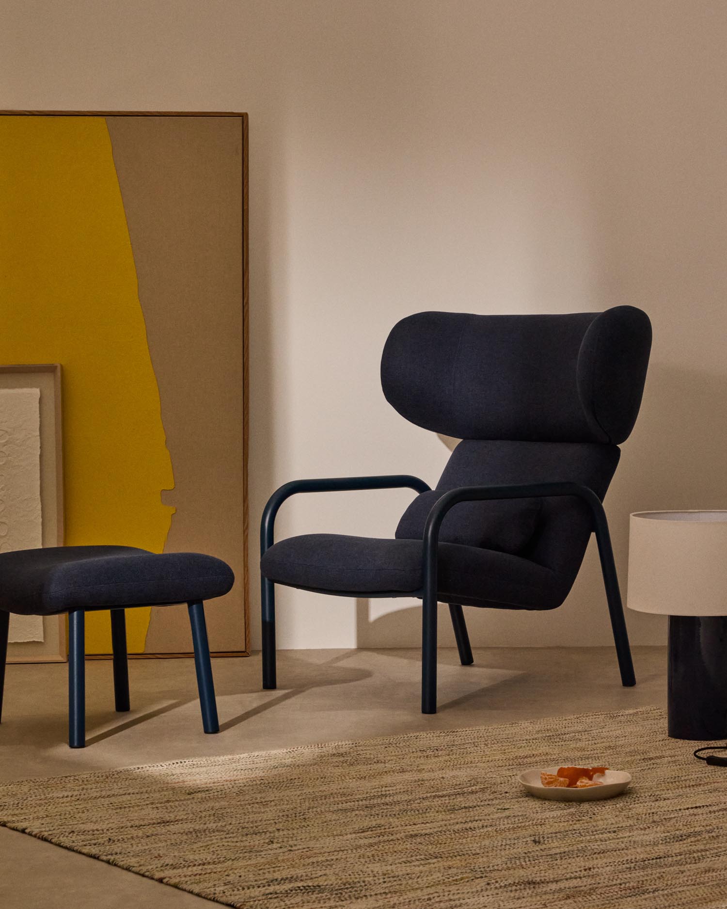 Erleben Sie die Fußablage Inari in Blau von Kave Home – ein stilvolles Möbelstück aus hochwertigem, pulverbeschichtetem Stahl, das Komfort und Eleganz vereint.