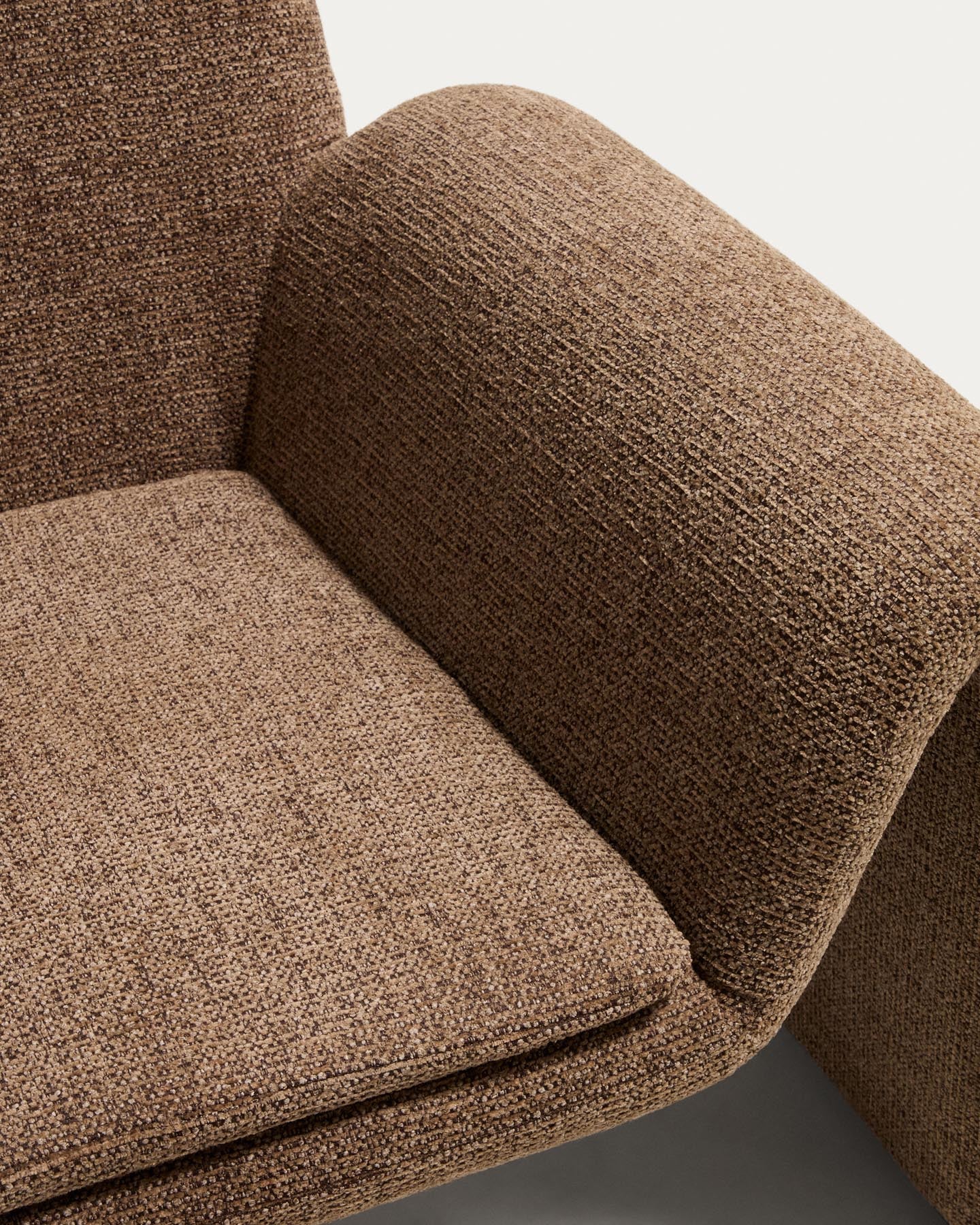 Sessel Melvia mit Chenille in Schokoladenbraun in Braun präsentiert im Onlineshop von KAQTU Design AG. Sessel ist von Kave Home