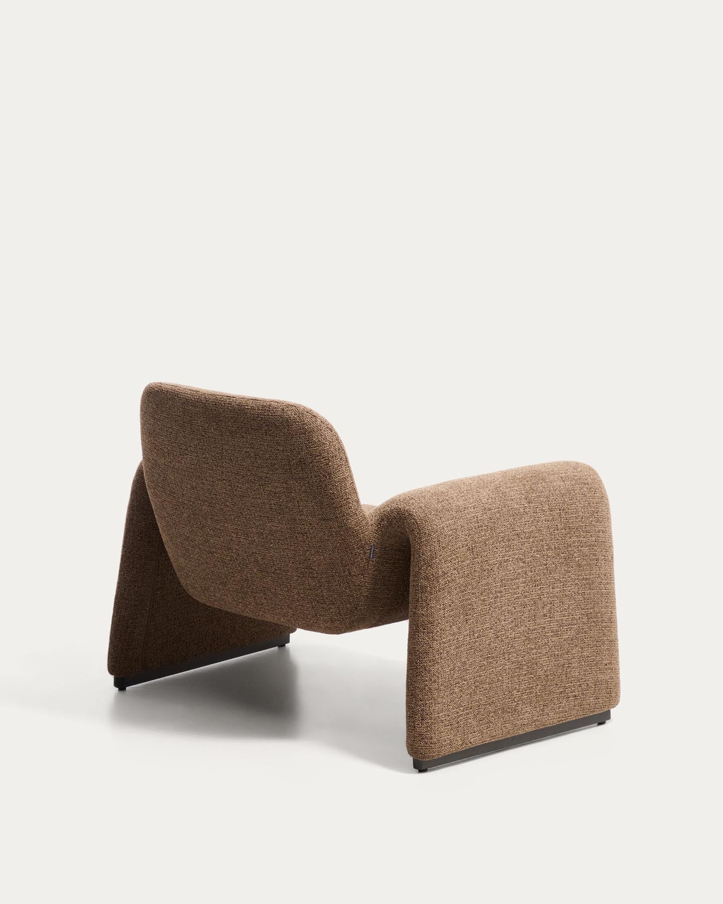 Sessel Melvia mit Chenille in Schokoladenbraun in Braun präsentiert im Onlineshop von KAQTU Design AG. Sessel ist von Kave Home