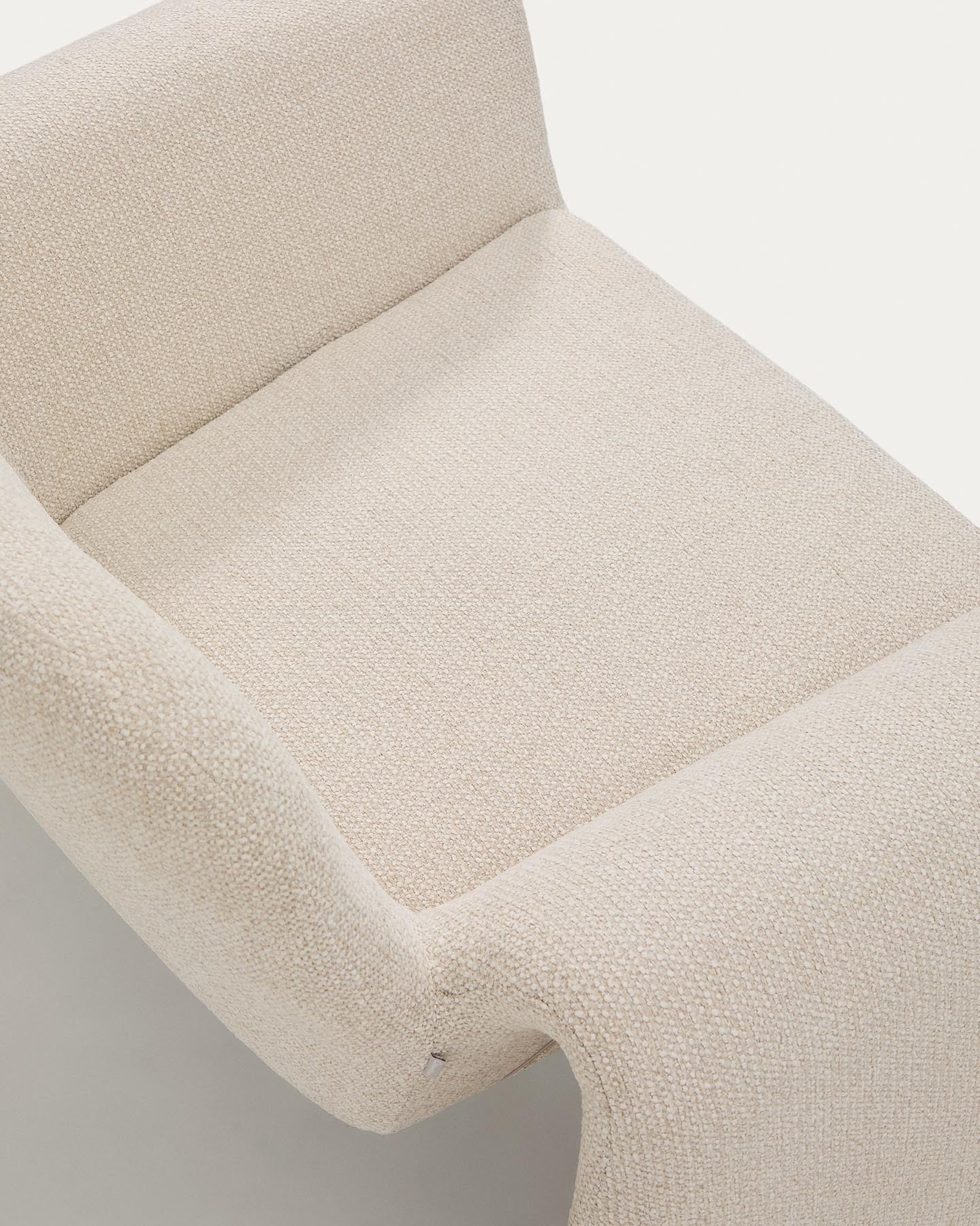 Sessel Melvia mit beiger Chenille in Beige präsentiert im Onlineshop von KAQTU Design AG. Sessel ist von Kave Home