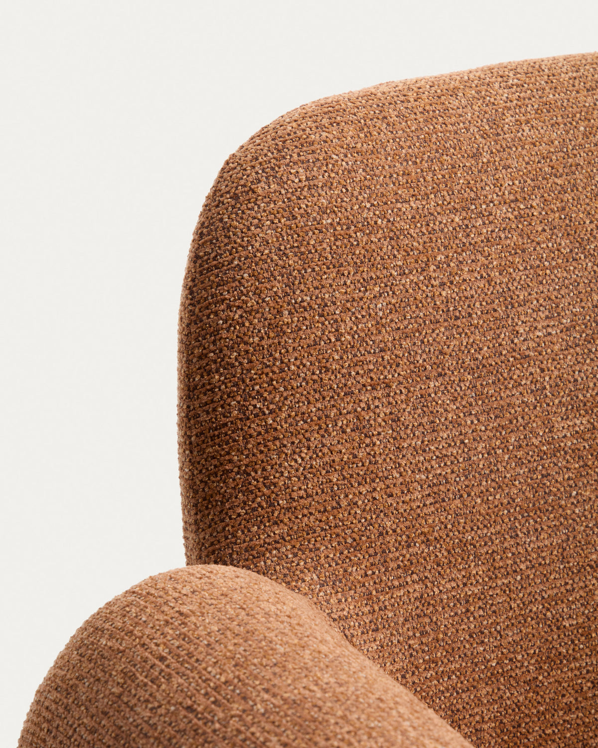 Terrakottafarbener Sessel Melvia mit strukturiertem Chenille-Bezug, Armlehnen und schlanken Edelstahlbeinen, Serie MELVIA von Kave Home.