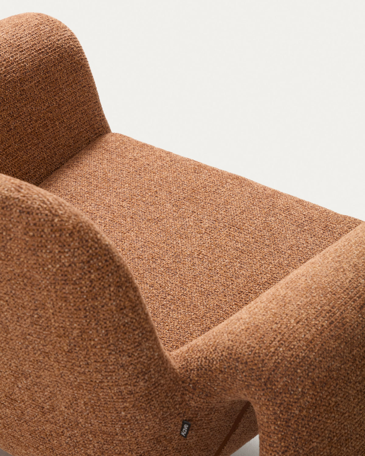 Terrakottafarbener Sessel Melvia mit strukturiertem Chenille-Bezug, Armlehnen und schlanken Edelstahlbeinen, Serie MELVIA von Kave Home.