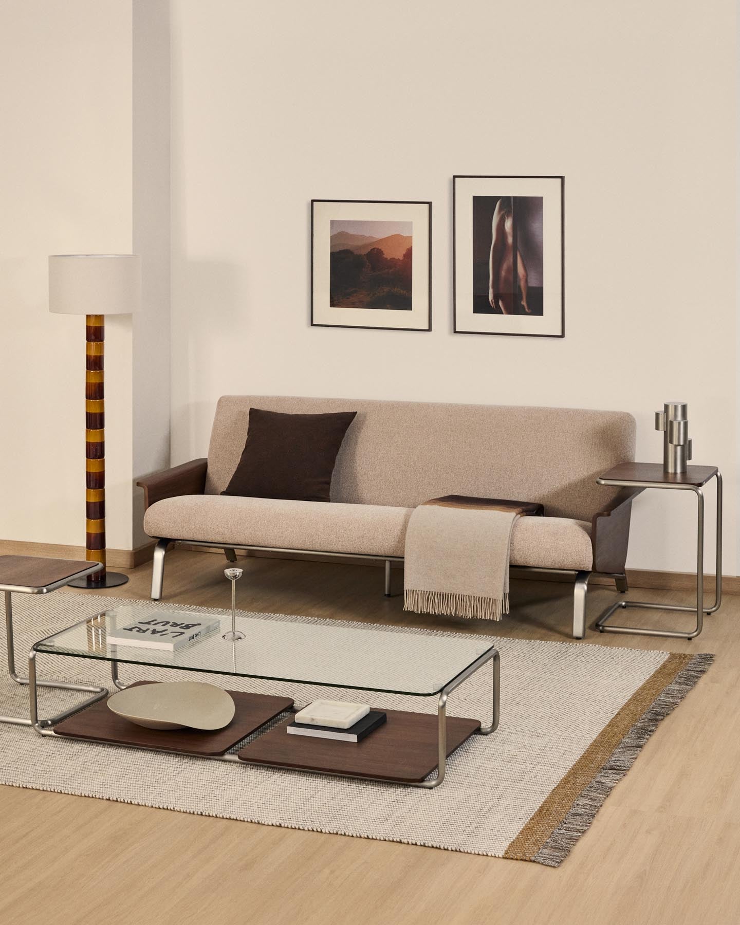 3-Sitzer-Sofa Amsen in Hellbraun aus Nussbaumsperrholz und Beinen aus em gebürsteten Edelstahl 190 cm in Hellbraun präsentiert im Onlineshop von KAQTU Design AG. 3er Sofa ist von Kave Home