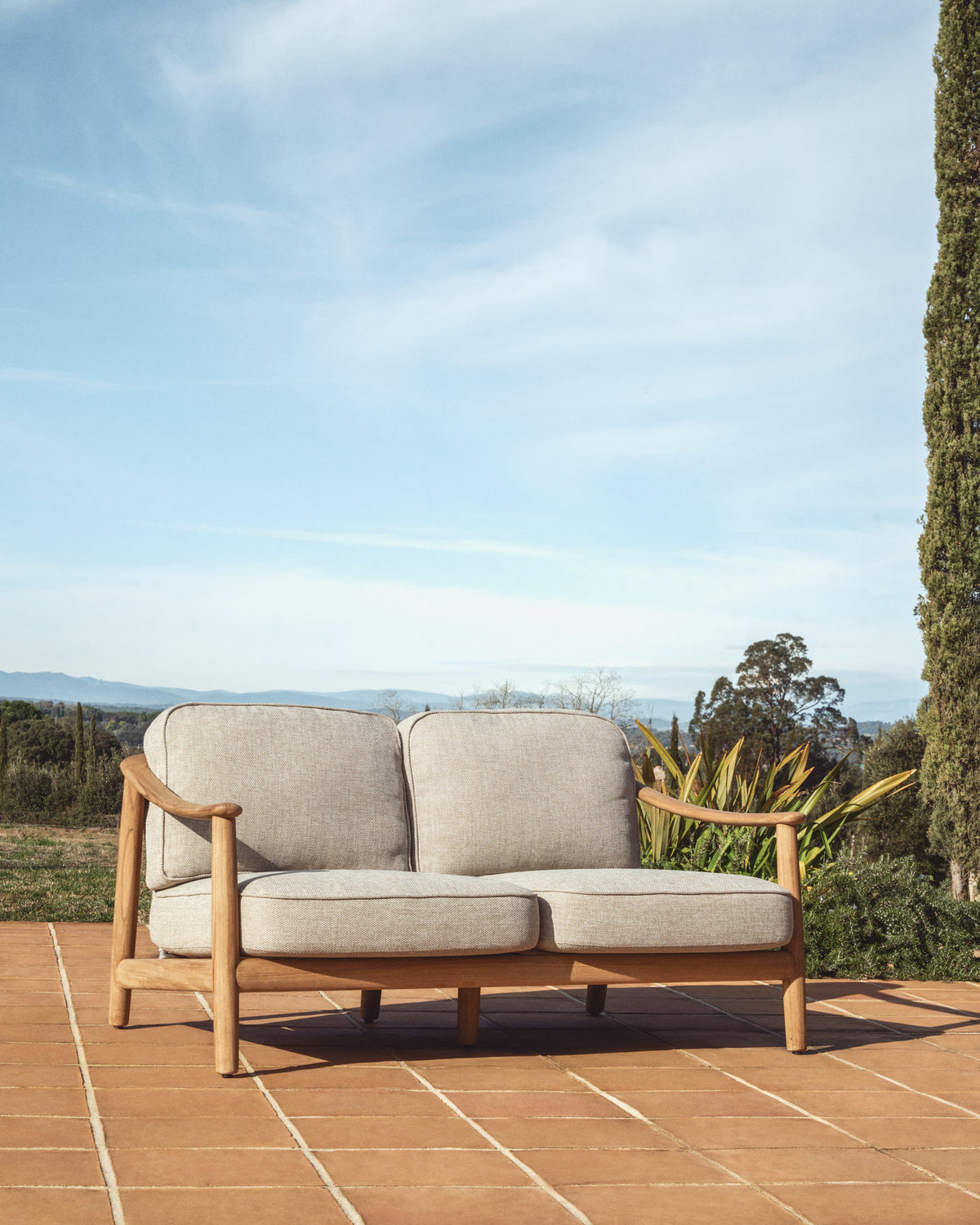 2-Sitzer Outdoor-Sofa Elunda aus massivem Teakholz, FSC 100 %, 149 cm in Beige, Natur, Hellgrau präsentiert im Onlineshop von KAQTU Design AG. Lounge Sofa ist von Kave Home