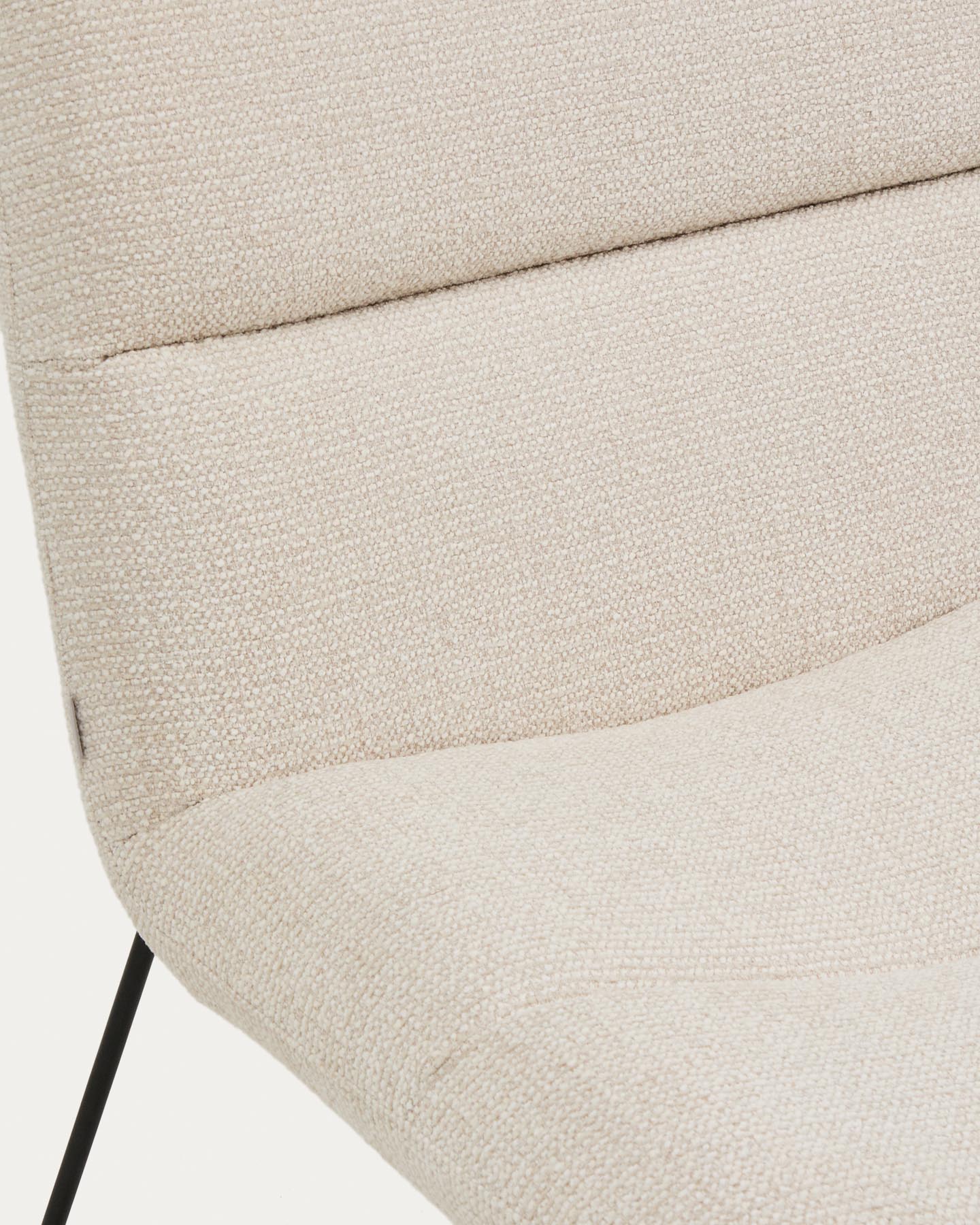 Sessel Asen in beiger Chenille mit schwarzen Stahlbeinen FSC 100% in Beige präsentiert im Onlineshop von KAQTU Design AG. Sessel ist von Kave Home