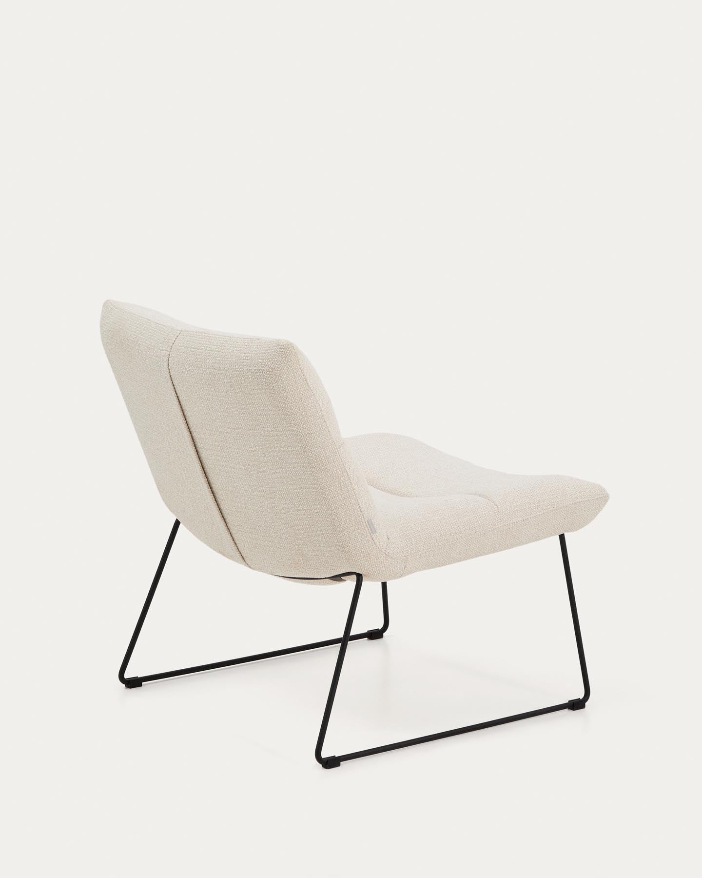 Sessel Asen in beiger Chenille mit schwarzen Stahlbeinen FSC 100% in Beige präsentiert im Onlineshop von KAQTU Design AG. Sessel ist von Kave Home