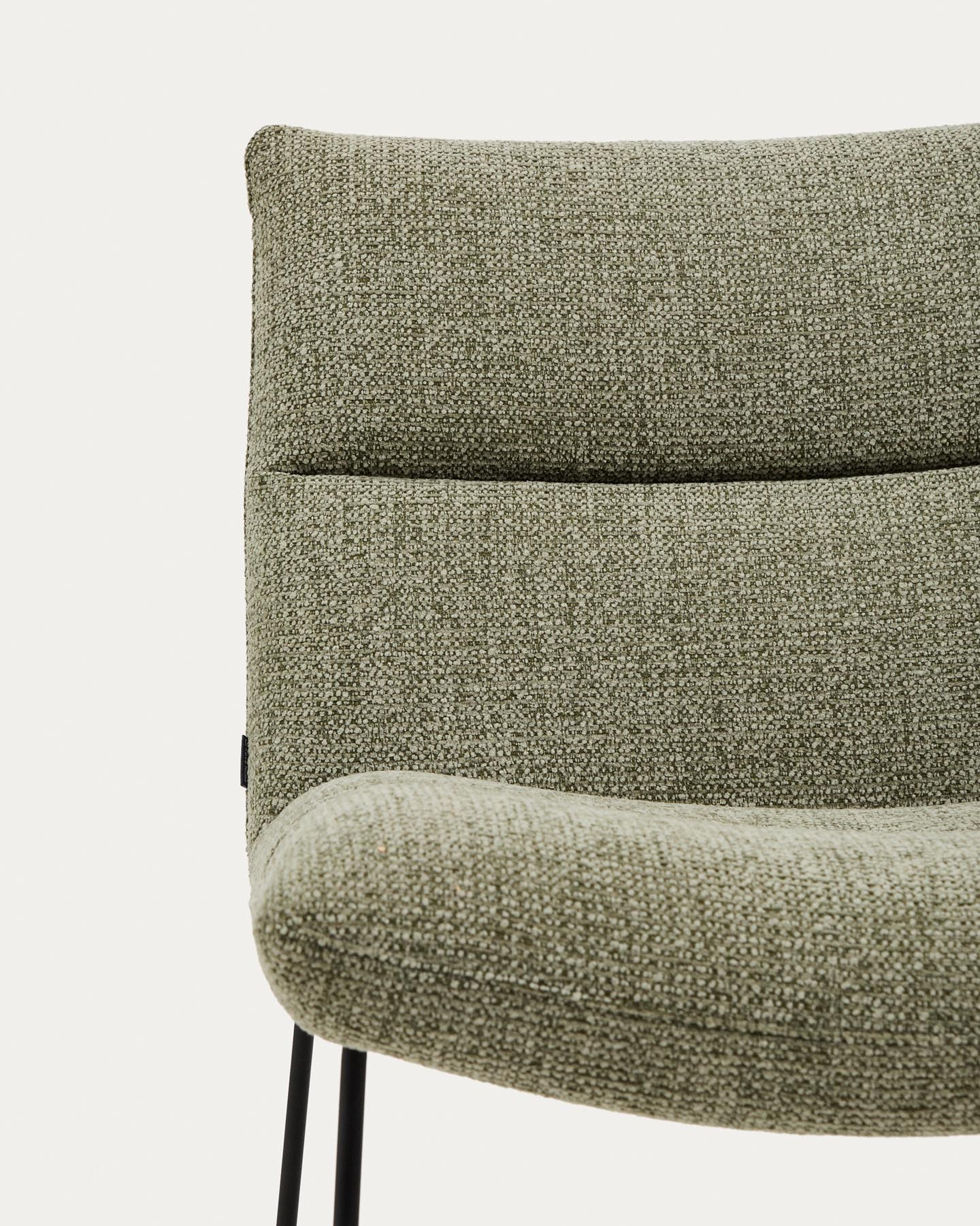 Sessel Asen in grüner Chenille mit schwarzen Stahlbeinen FSC 100% in Hellgrün präsentiert im Onlineshop von KAQTU Design AG. Sessel ist von Kave Home