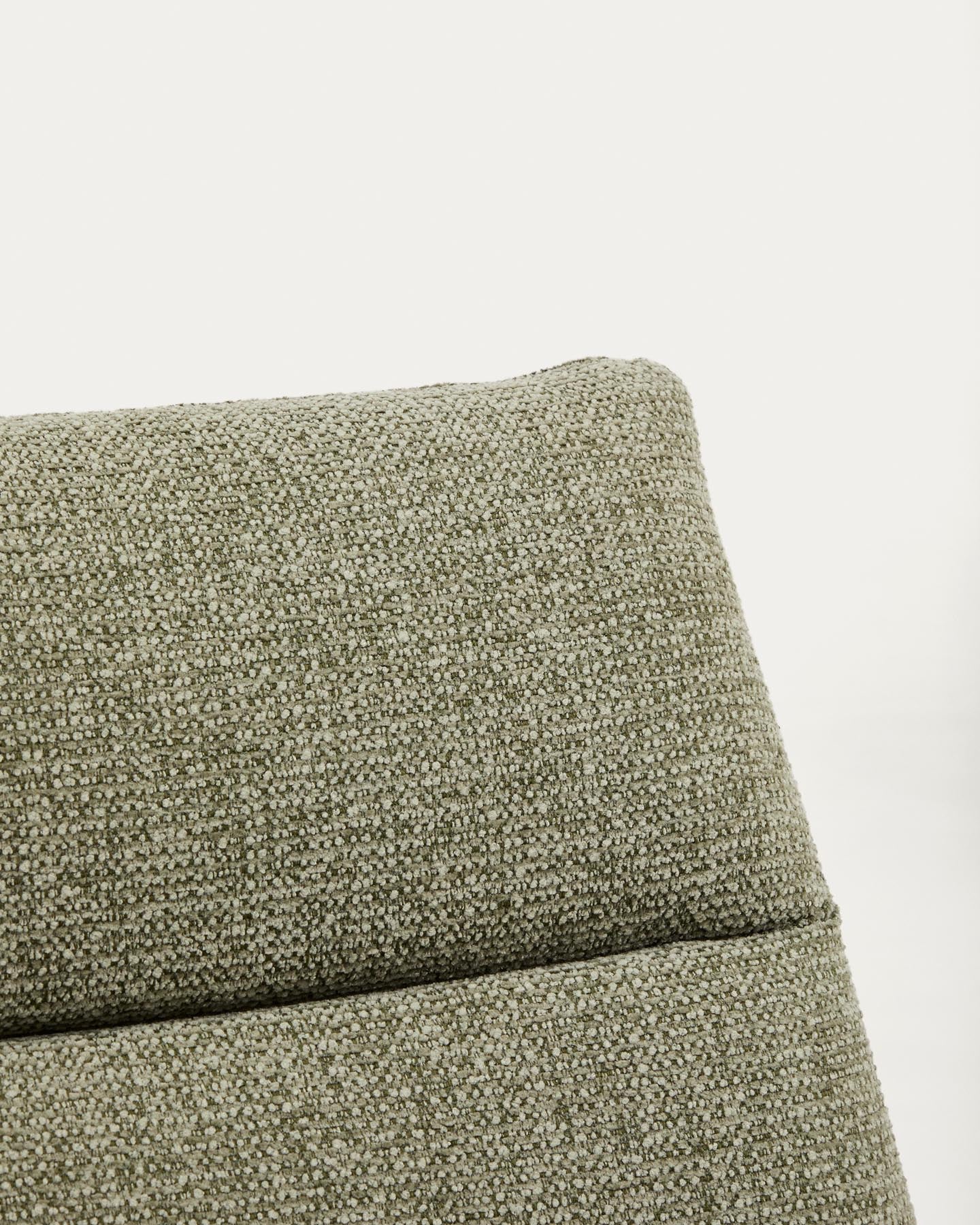 Sessel Asen in grüner Chenille mit schwarzen Stahlbeinen FSC 100% in Hellgrün präsentiert im Onlineshop von KAQTU Design AG. Sessel ist von Kave Home