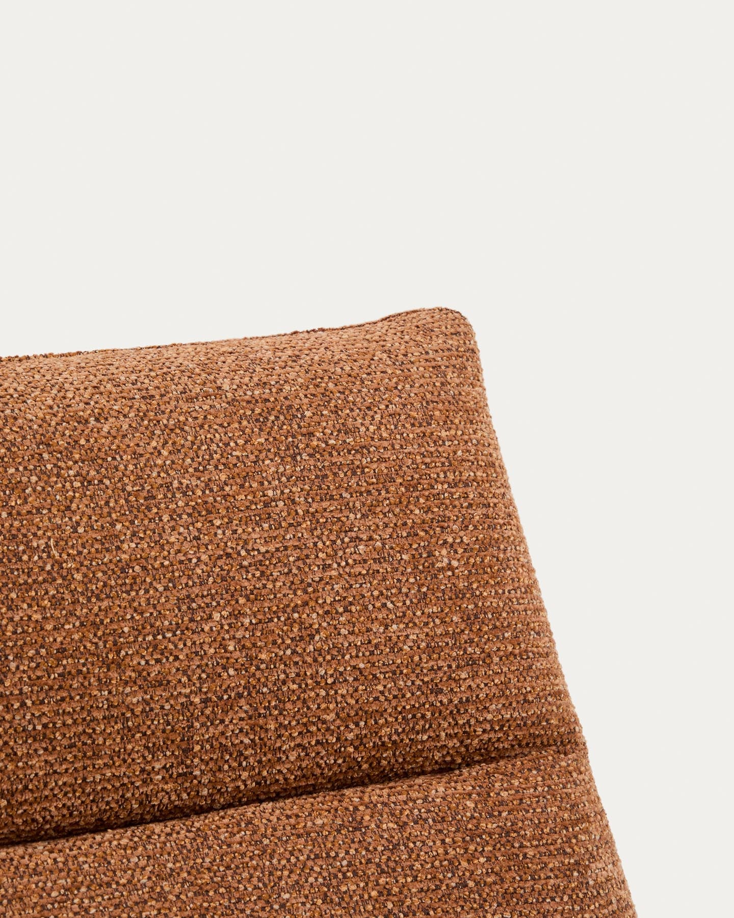 Sessel Asen in terrakottafarbener Chenille mit schwarzen Stahlbeinen FSC 100% in Terrakotta präsentiert im Onlineshop von KAQTU Design AG. Sessel ist von Kave Home