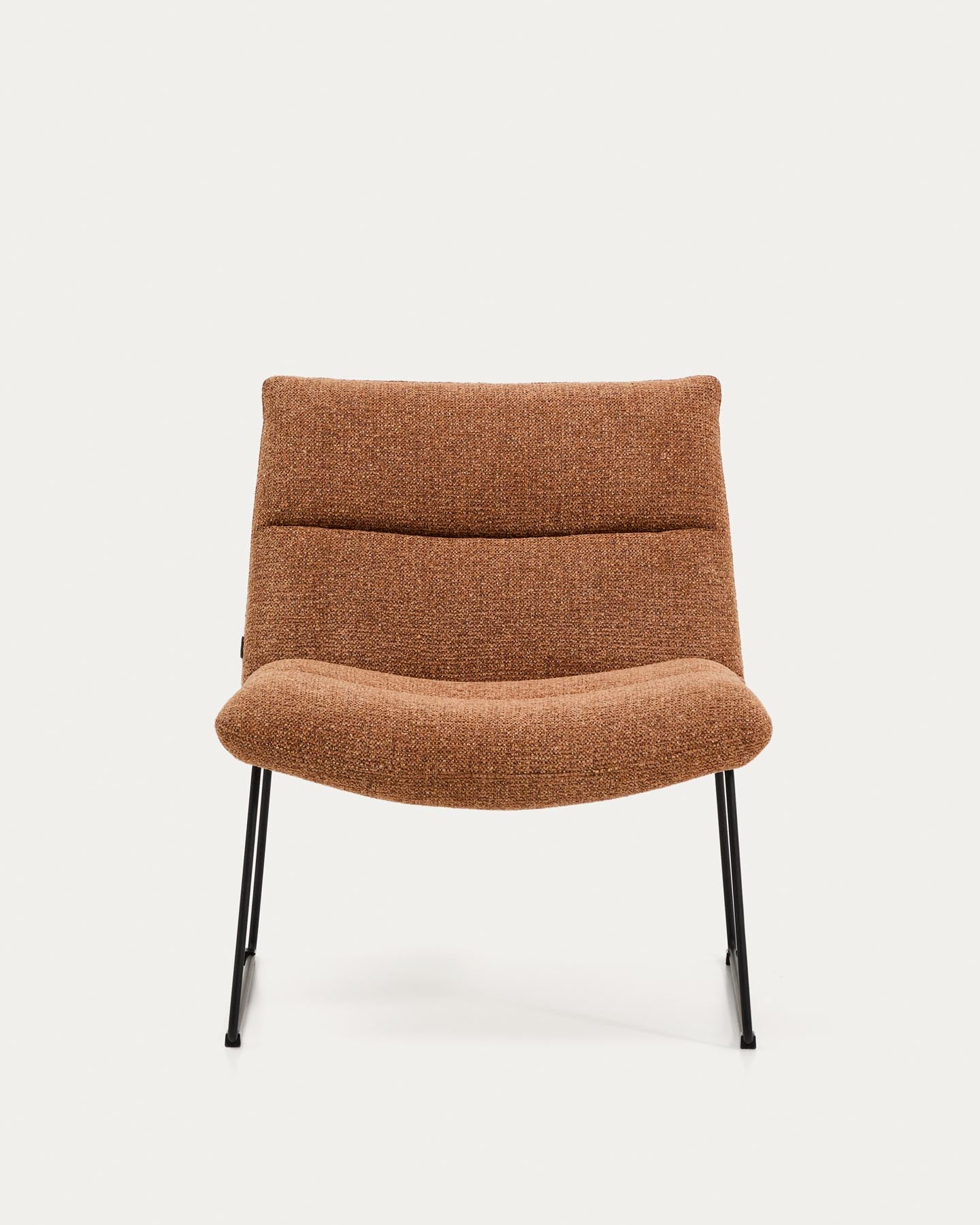 Sessel Asen in terrakottafarbener Chenille mit schwarzen Stahlbeinen FSC 100% in Terrakotta präsentiert im Onlineshop von KAQTU Design AG. Sessel ist von Kave Home
