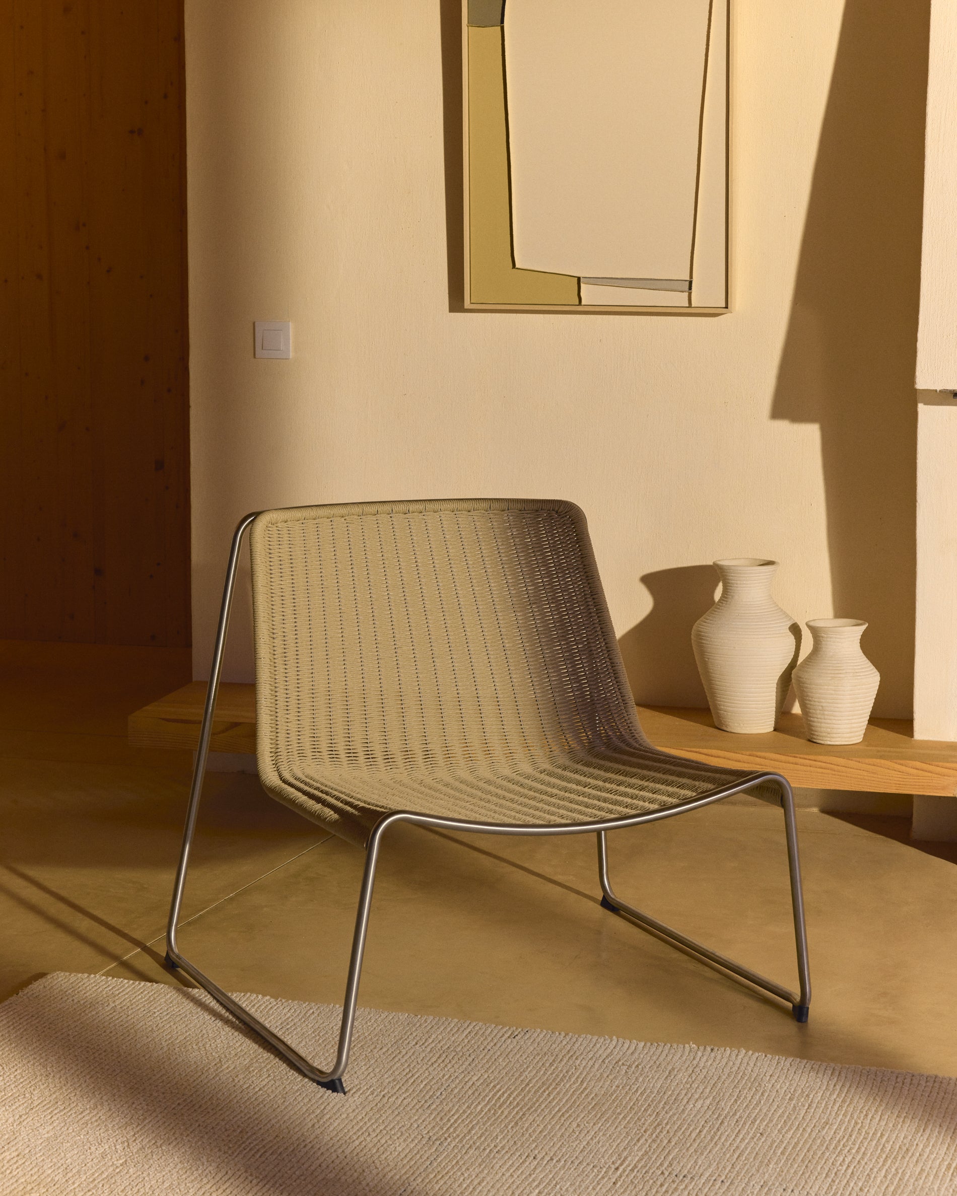 Stapelsessel Tavari aus beigefarbenem Synthetikseil und Edelstahl in gebürsteter Optik in Beige präsentiert im Onlineshop von KAQTU Design AG. Outdoor-Sessel ist von Kave Home