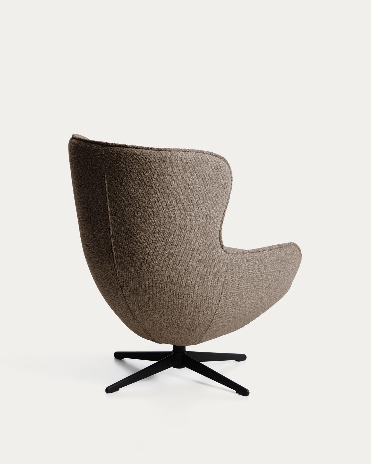 Drehsessel Sorile mit brauner Chenille und schwarz lackiertem Stahl, FSC 100 % in Braun präsentiert im Onlineshop von KAQTU Design AG. Drehsessel ist von Kave Home