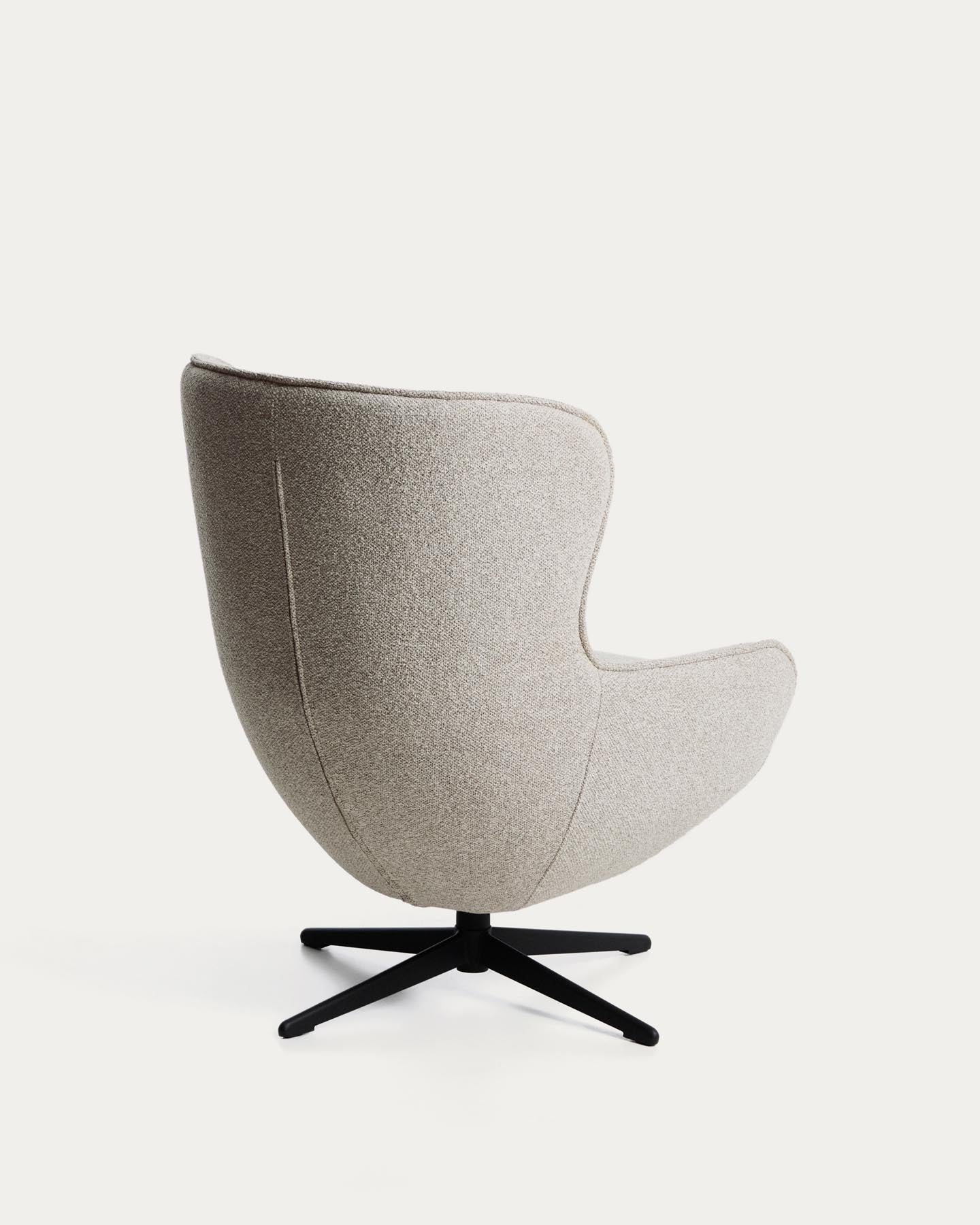 Drehsessel Sorile mit beiger Chenille und schwarz lackiertem Stahl, FSC 100 % in Beige präsentiert im Onlineshop von KAQTU Design AG. Drehsessel ist von Kave Home