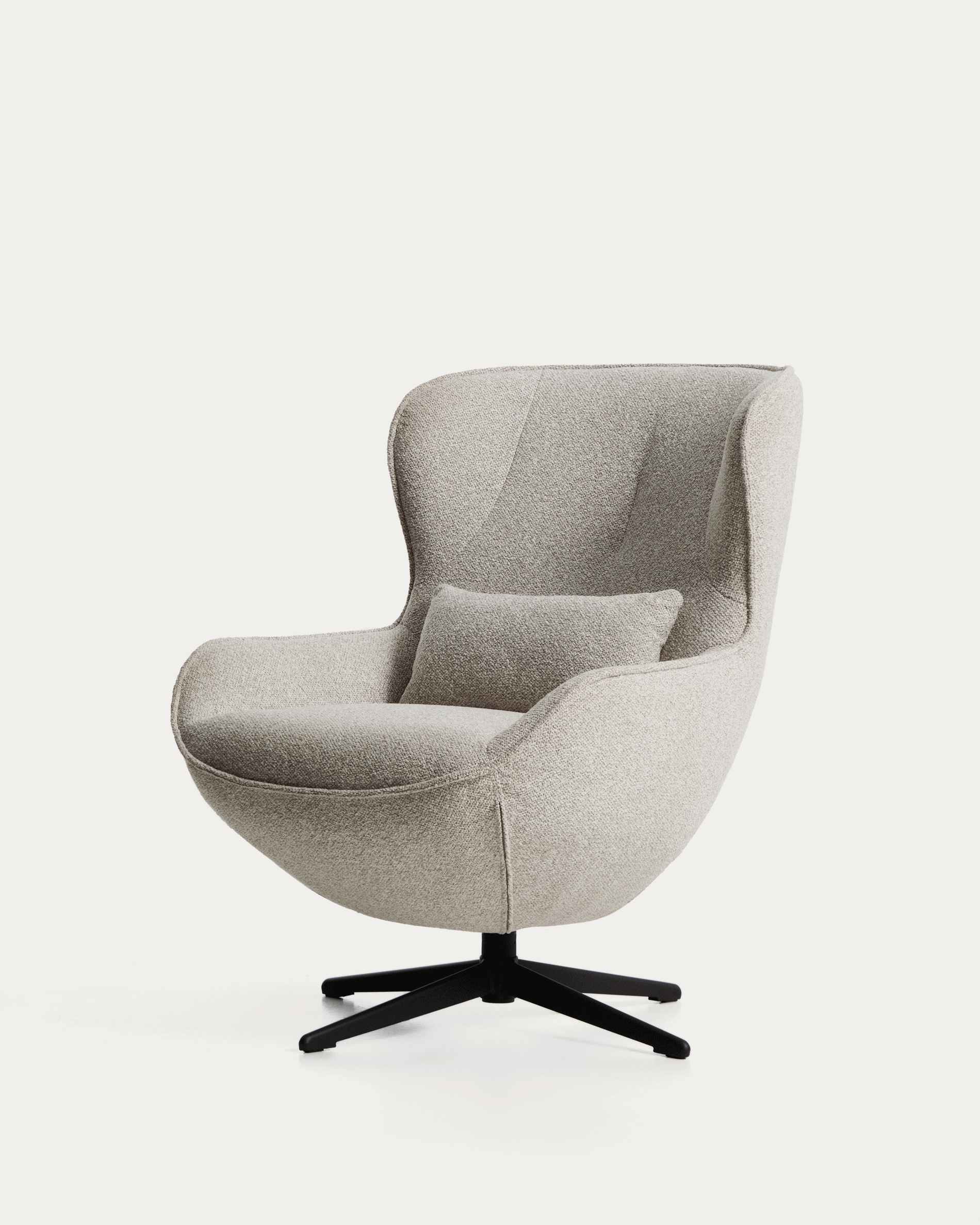 Drehsessel Sorile mit beiger Chenille und schwarz lackiertem Stahl, FSC 100 % in Beige präsentiert im Onlineshop von KAQTU Design AG. Drehsessel ist von Kave Home