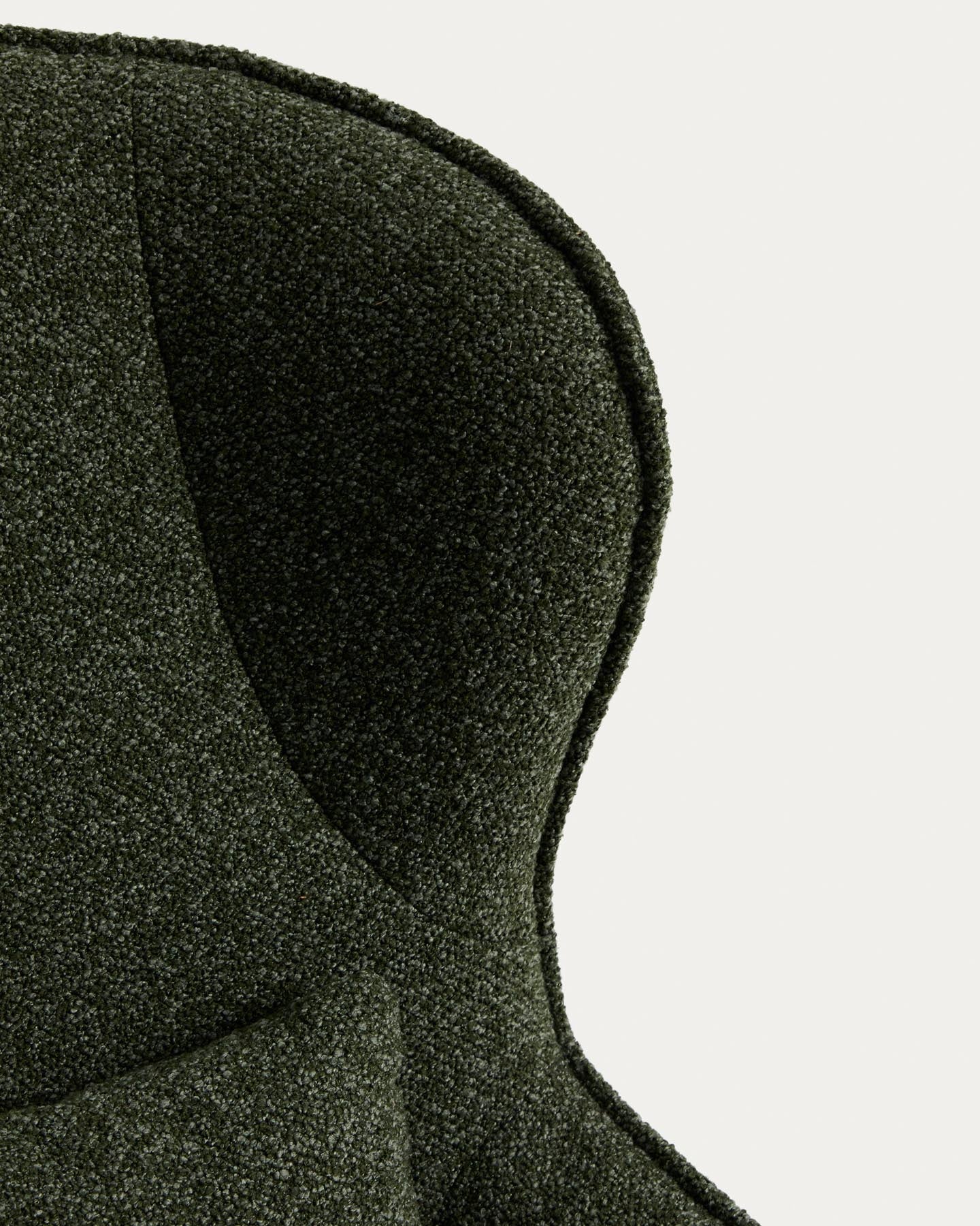 Drehsessel Sorile mit dunkelgrüner Chenille und schwarz lackiertem Stahl, FSC 100 % in Dunkelgrün präsentiert im Onlineshop von KAQTU Design AG. Drehsessel ist von Kave Home