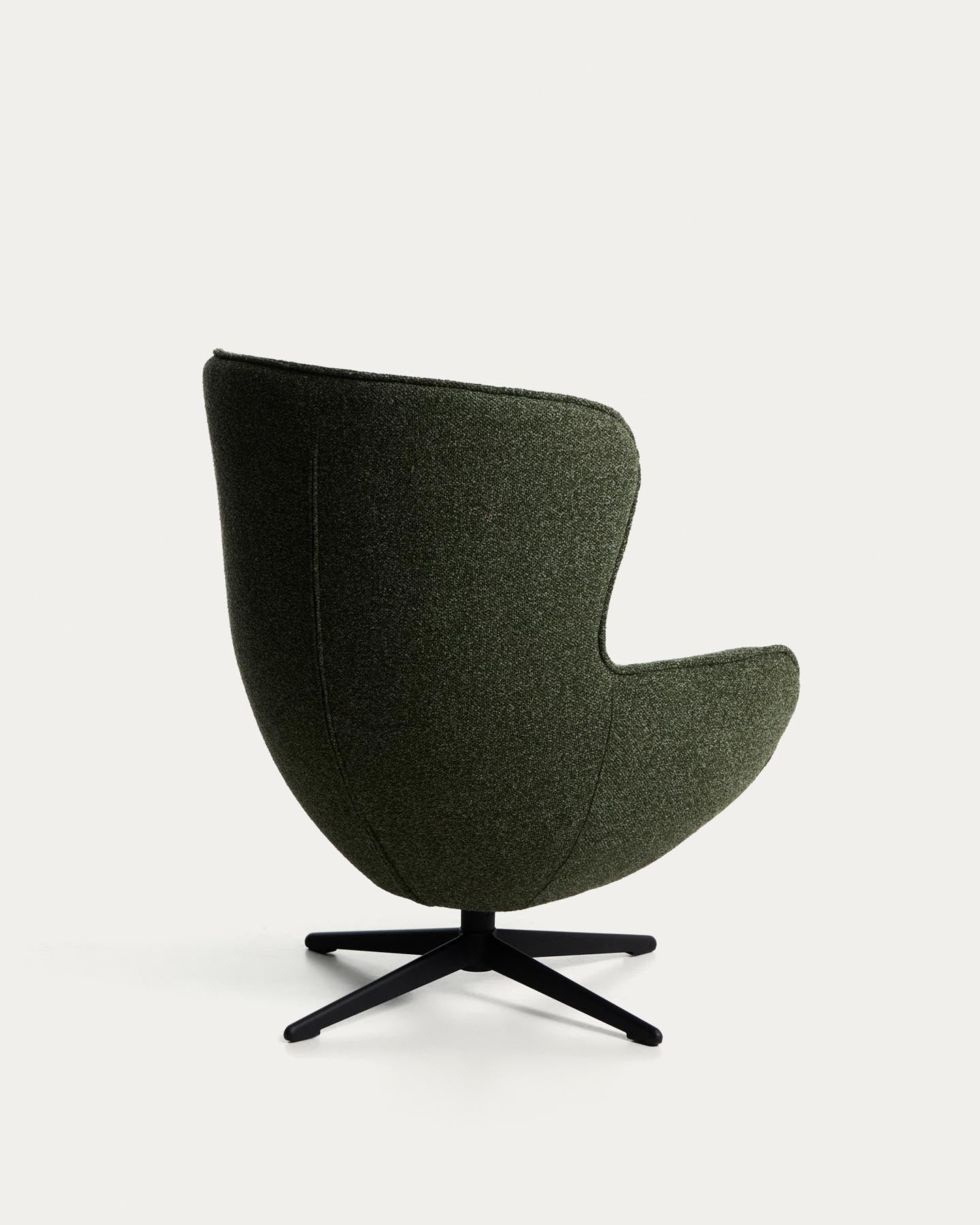 Drehsessel Sorile mit dunkelgrüner Chenille und schwarz lackiertem Stahl, FSC 100 % in Dunkelgrün präsentiert im Onlineshop von KAQTU Design AG. Drehsessel ist von Kave Home