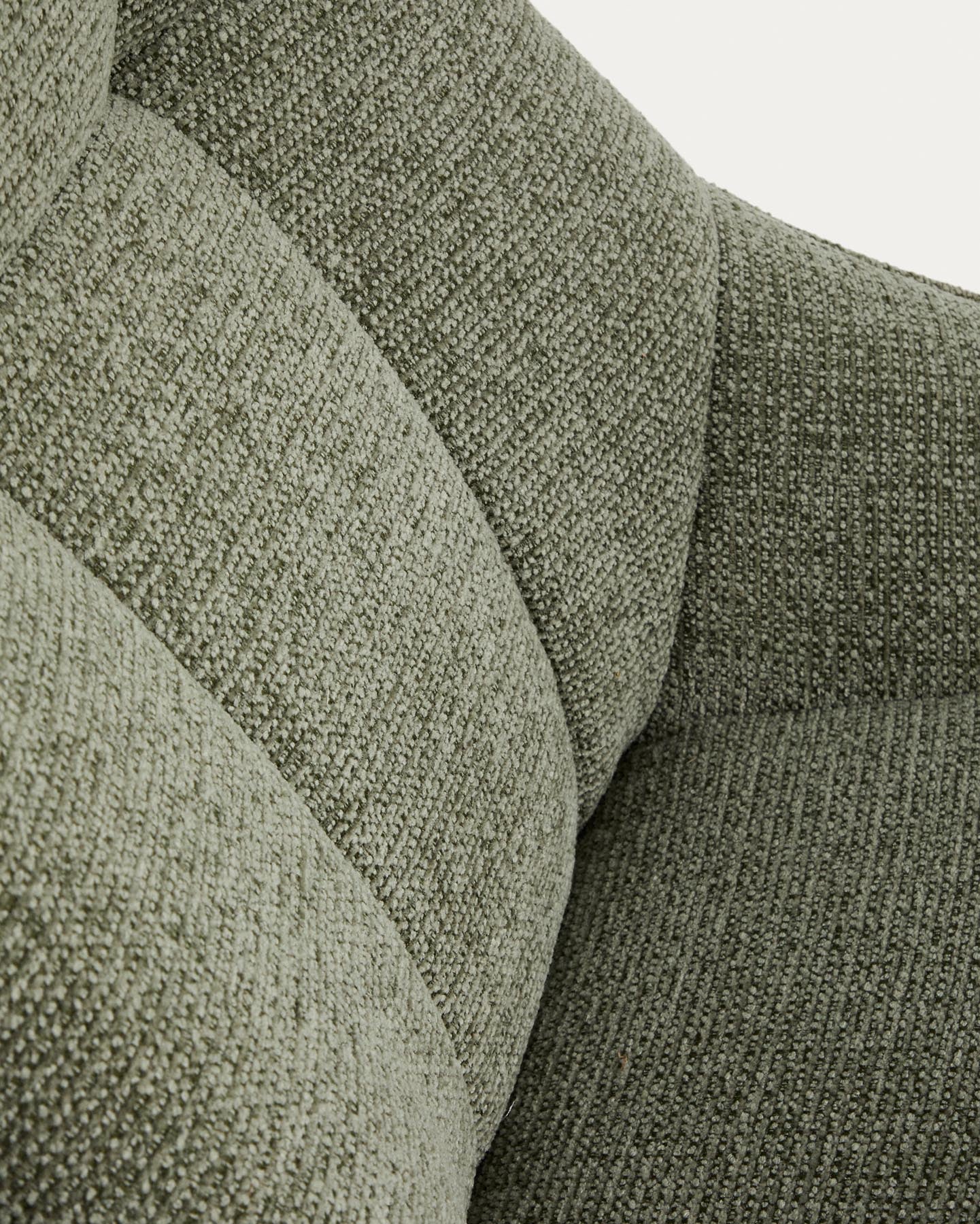 Drehsessel Dirala mit grüner Chenille und schwarz lackiertem Stahl, FSC 100 % in Hellgrün präsentiert im Onlineshop von KAQTU Design AG. Drehsessel ist von Kave Home