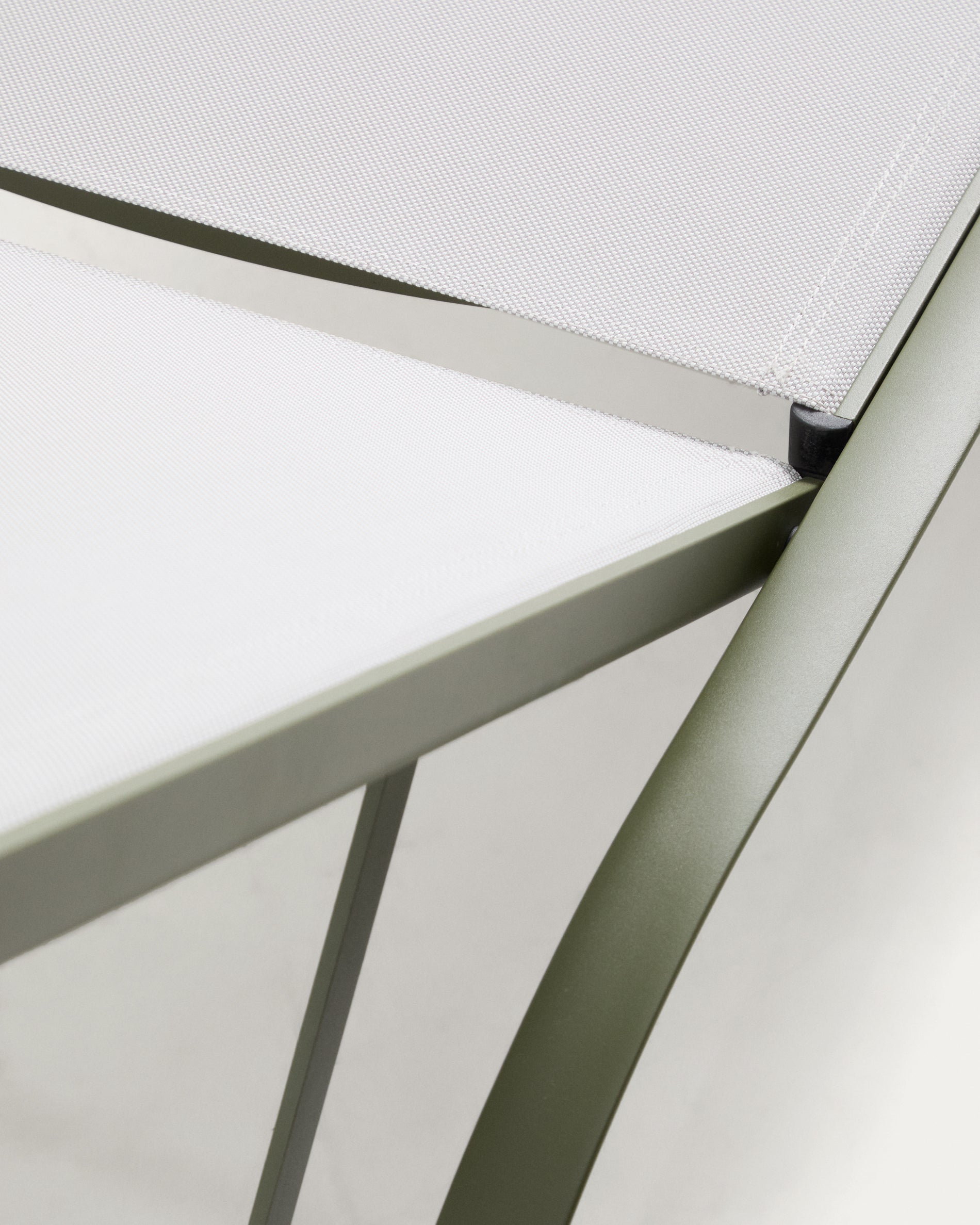 Sonnenliege Capraia aus Aluminium in Grün in Grün präsentiert im Onlineshop von KAQTU Design AG. Liegestuhl ist von Kave Home