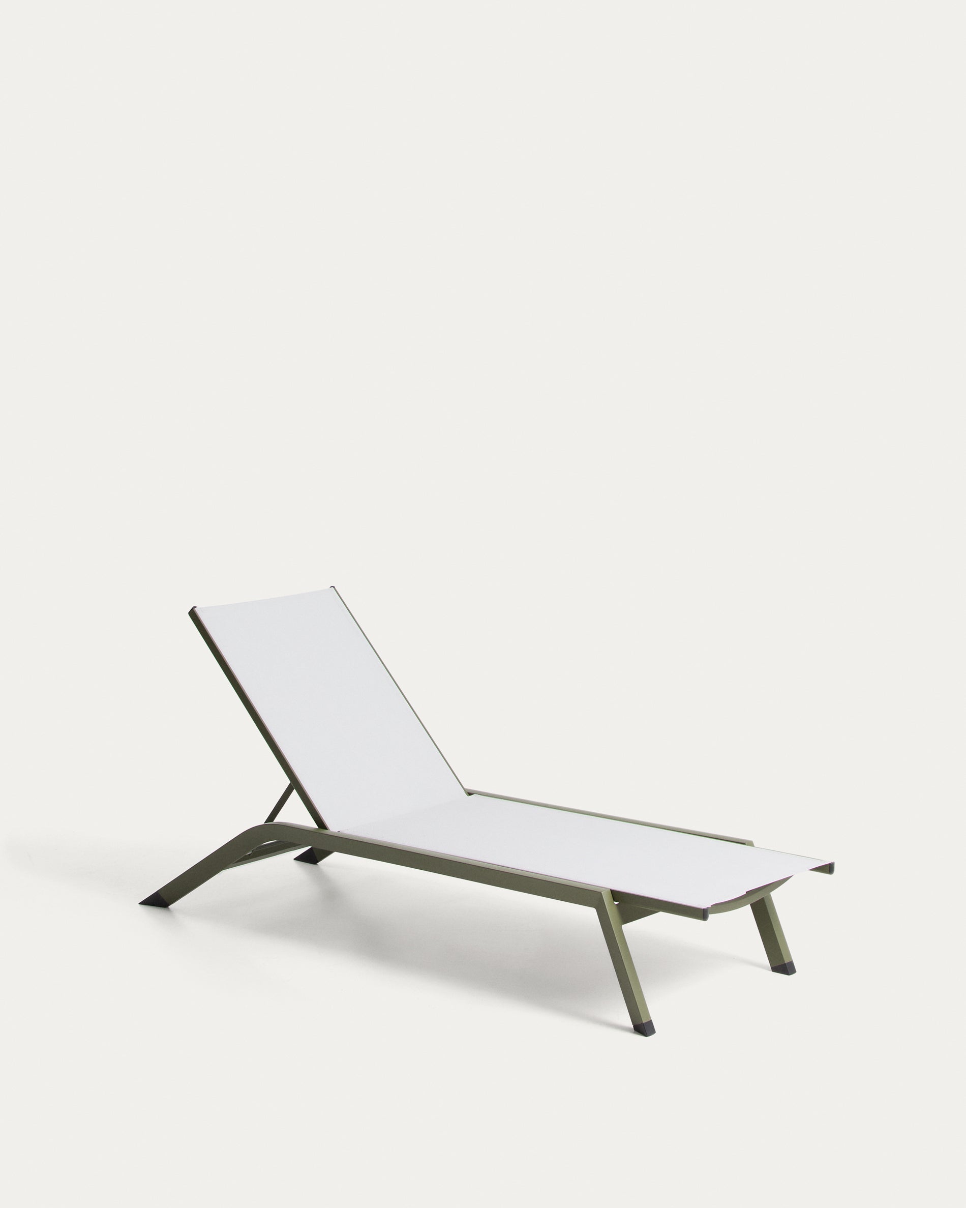 Sonnenliege Capraia aus Aluminium in Grün in Grün präsentiert im Onlineshop von KAQTU Design AG. Liegestuhl ist von Kave Home